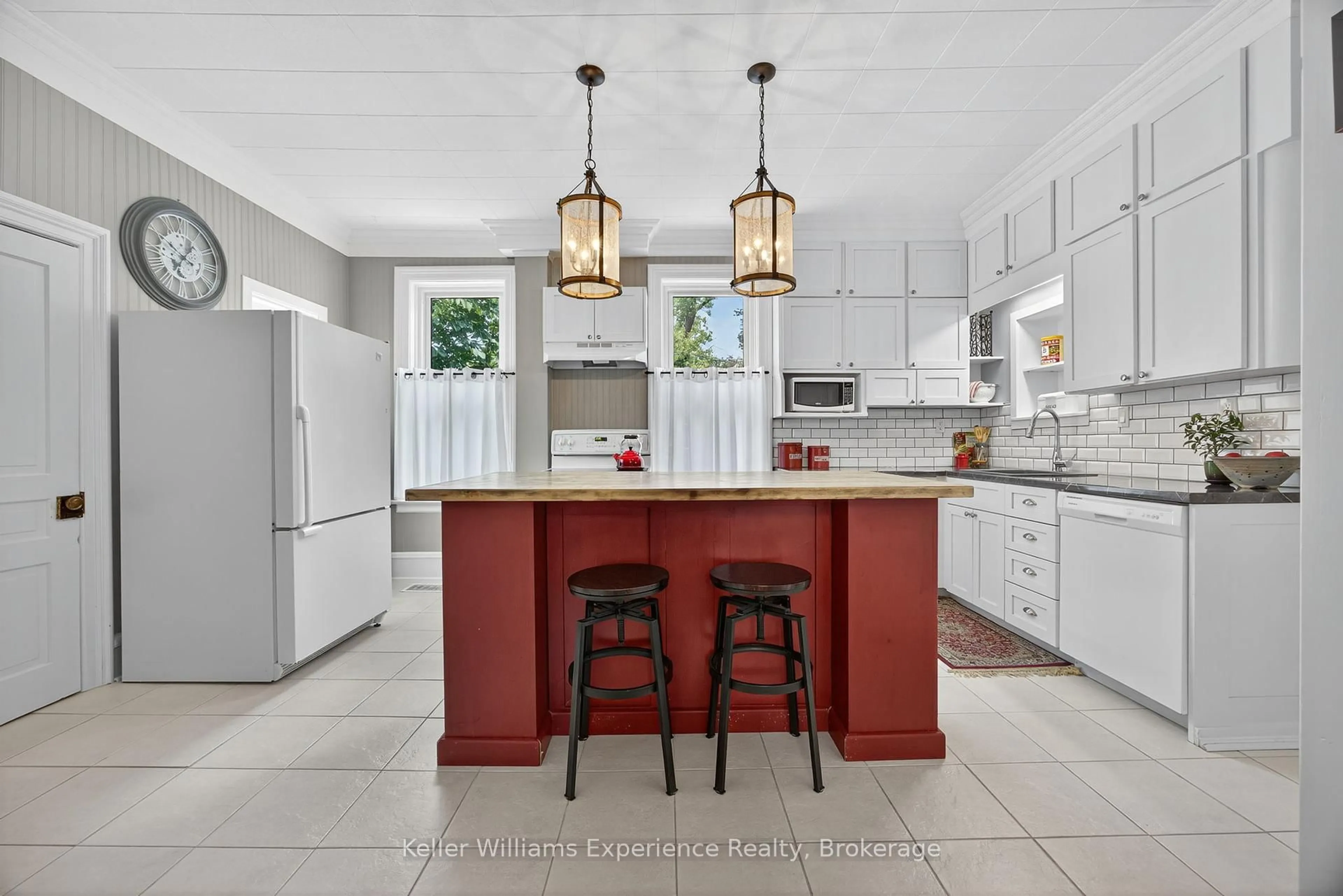 Open concept kitchen, ceramic/tile floor for 155 NOTTAWASAGA St, Orillia Ontario L3V 3J9