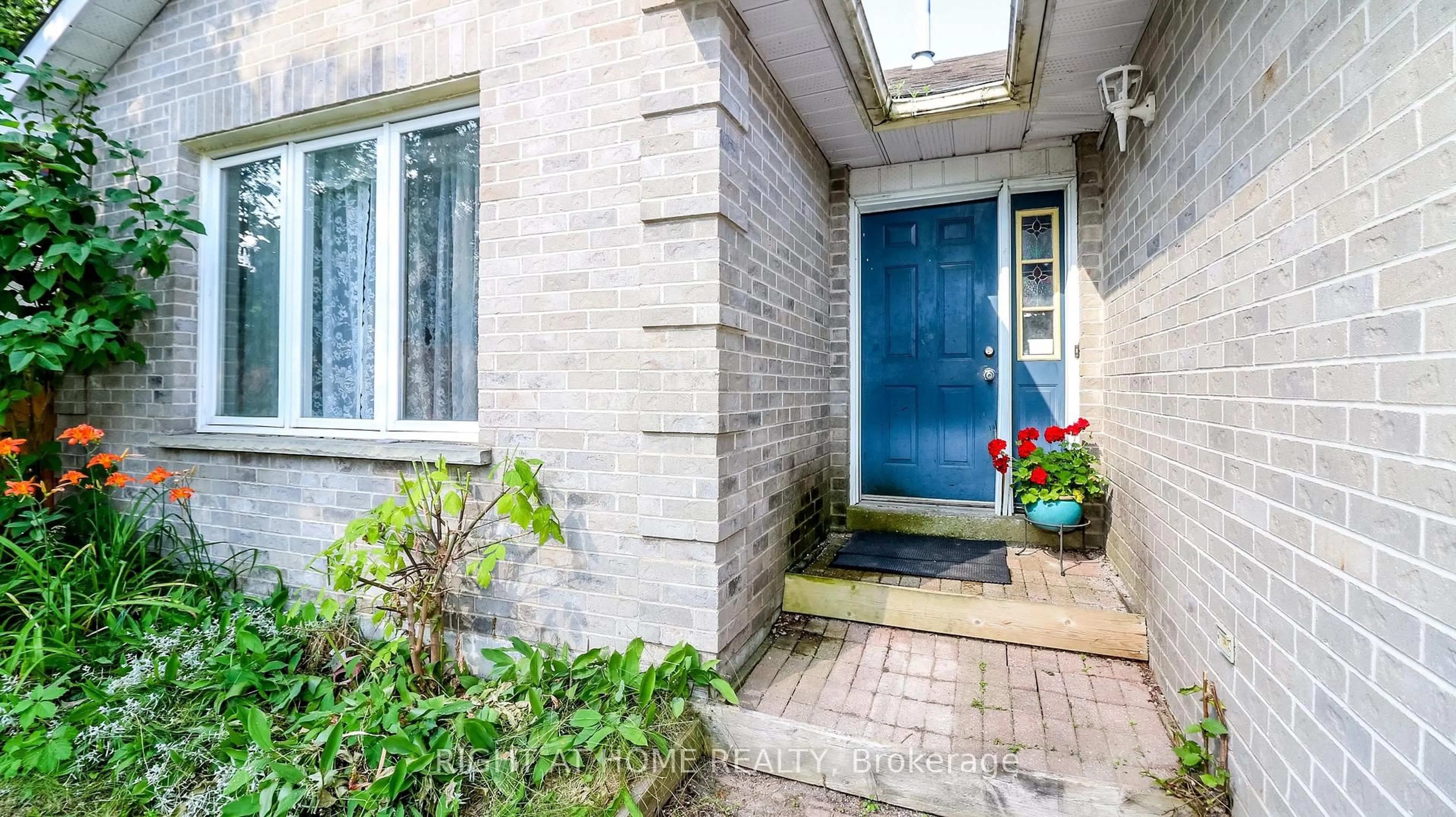 Indoor entryway for 4 Elizabeth St, Barrie Ontario L4N 6L8