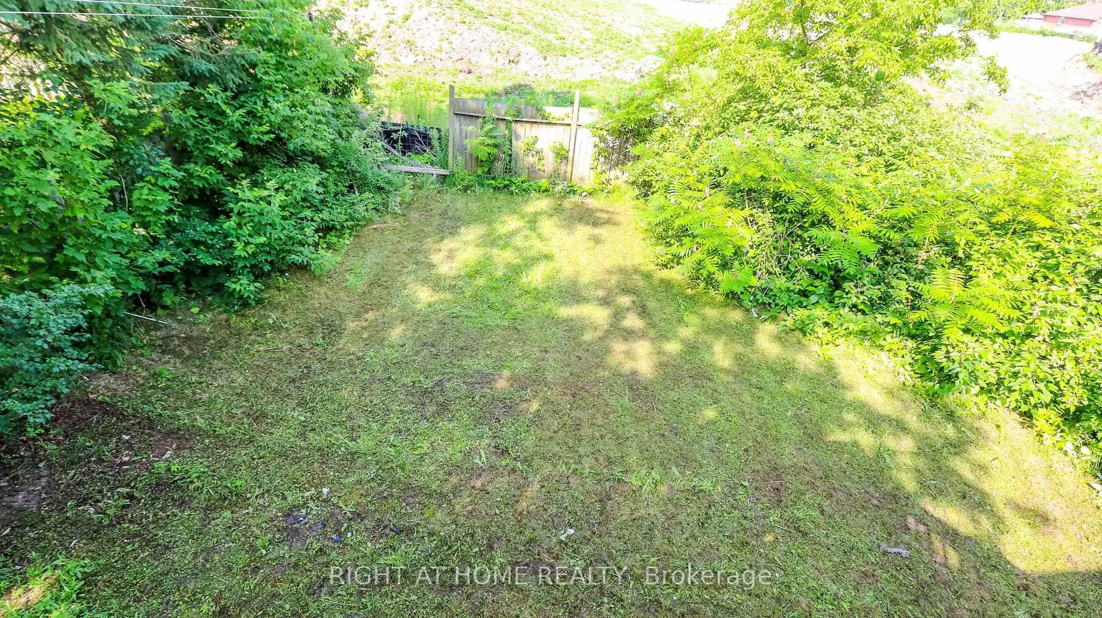 A pic from outside/outdoor area/front of a property/back of a property/a pic from drone, forest/trees view for 4 Elizabeth St, Barrie Ontario L4N 6L8