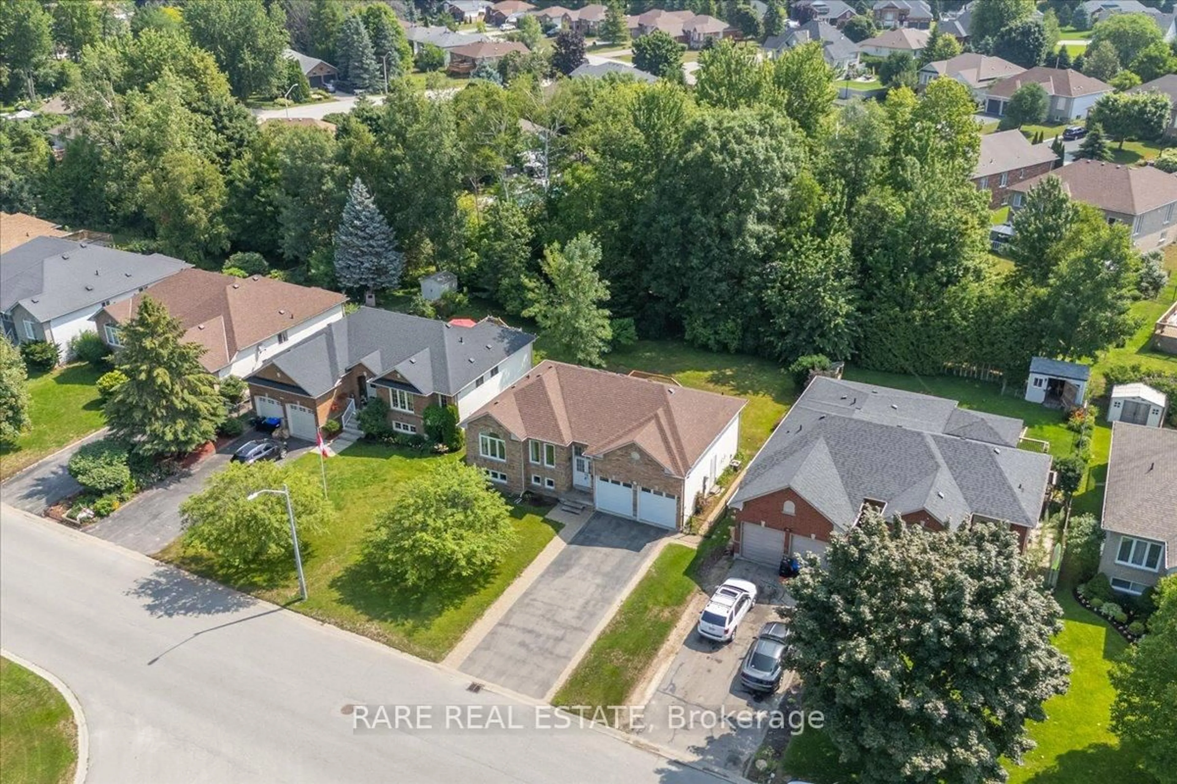 A pic from outside/outdoor area/front of a property/back of a property/a pic from drone, street for 144 Silver Birch Ave, Wasaga Beach Ontario L9Z 1N3