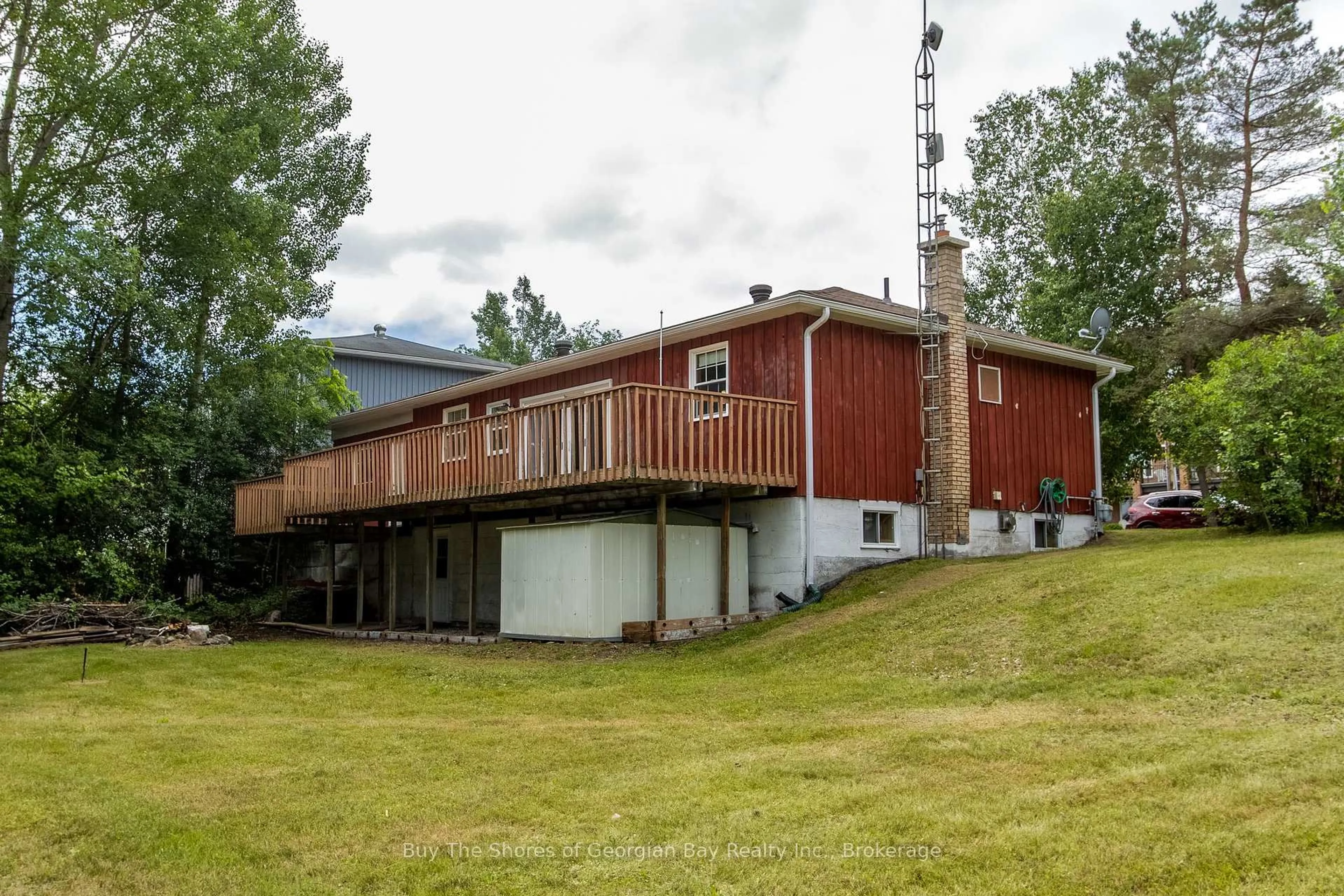 A pic from outside/outdoor area/front of a property/back of a property/a pic from drone, unknown for 40 Lepage Dr, Penetanguishene Ontario L9M 1R5