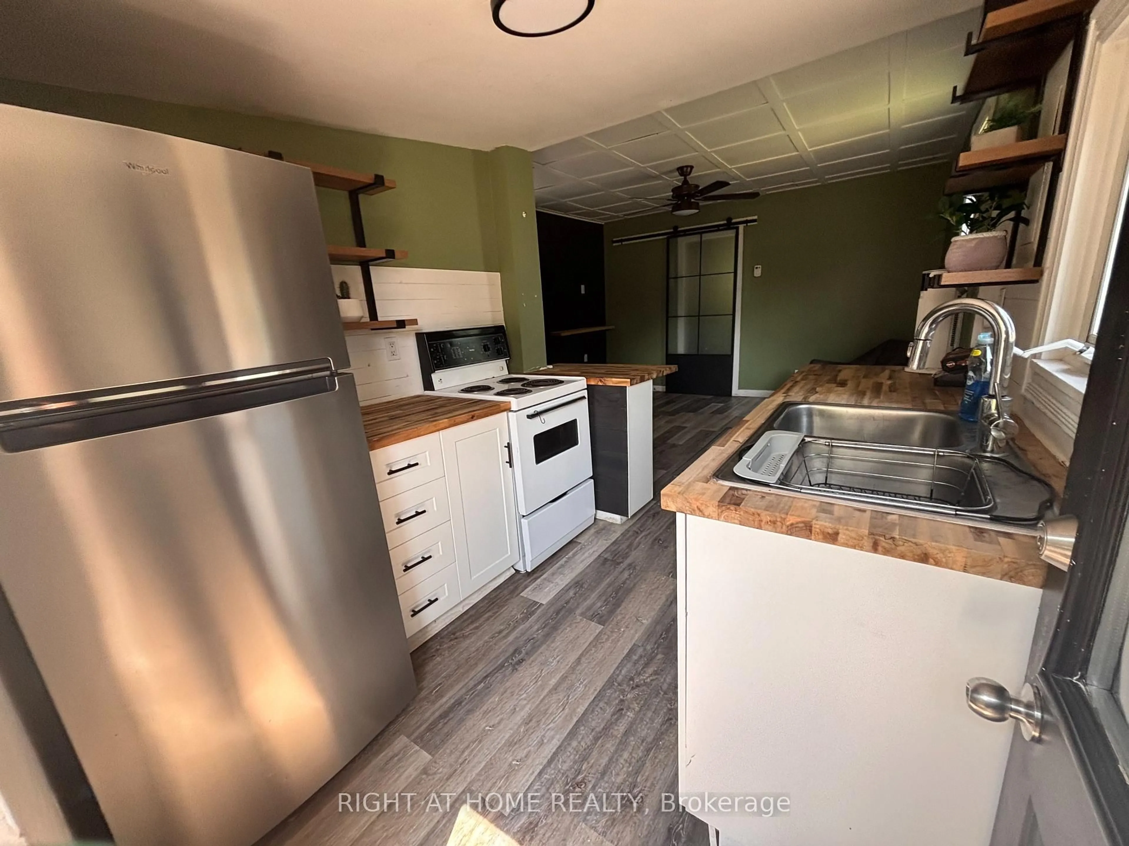 Standard kitchen, unknown for 365 Horrell Ave, Midland Ontario L4R 2A5