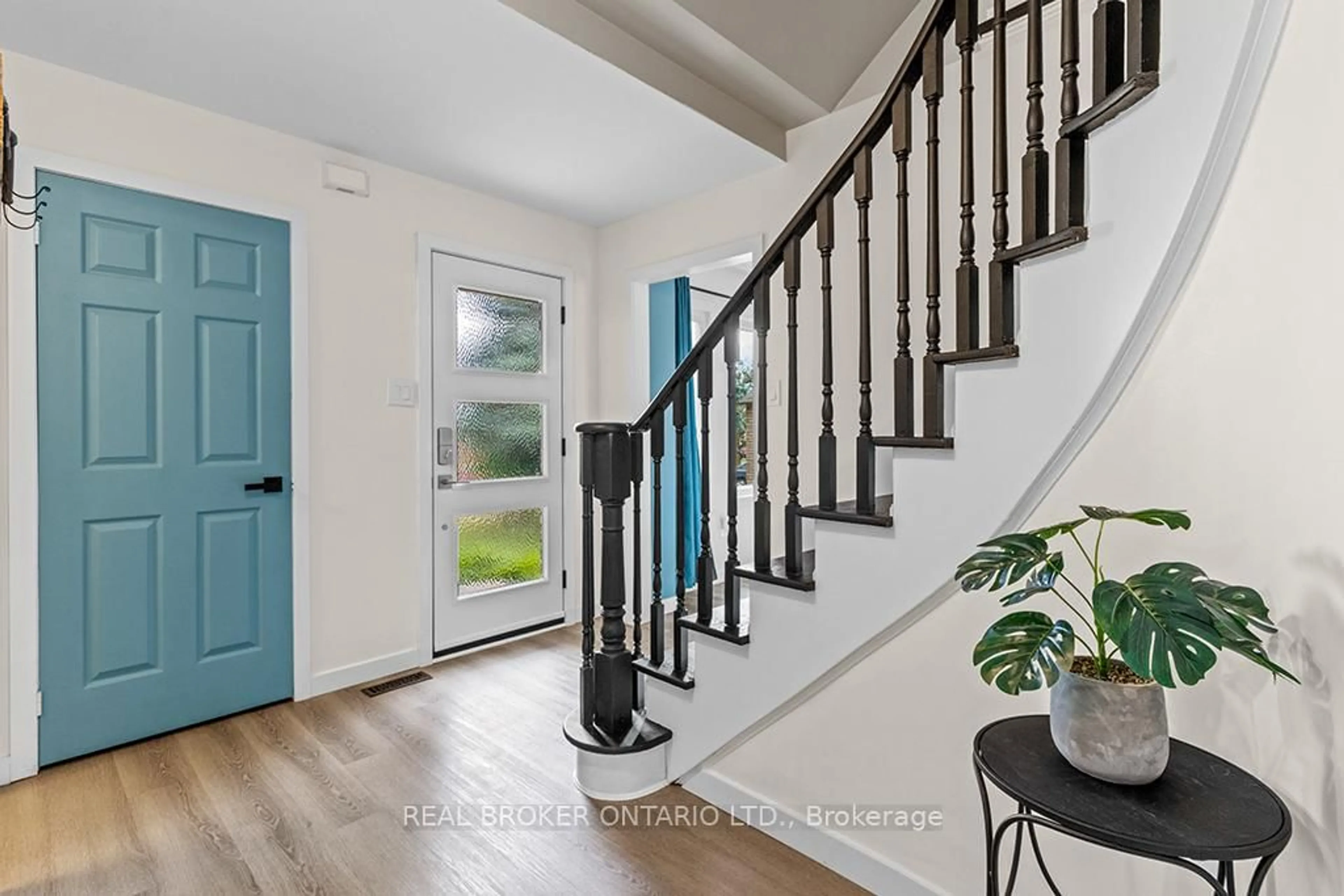 Indoor entryway for 48 Mcveigh Dr, Barrie Ontario L4N 7E4
