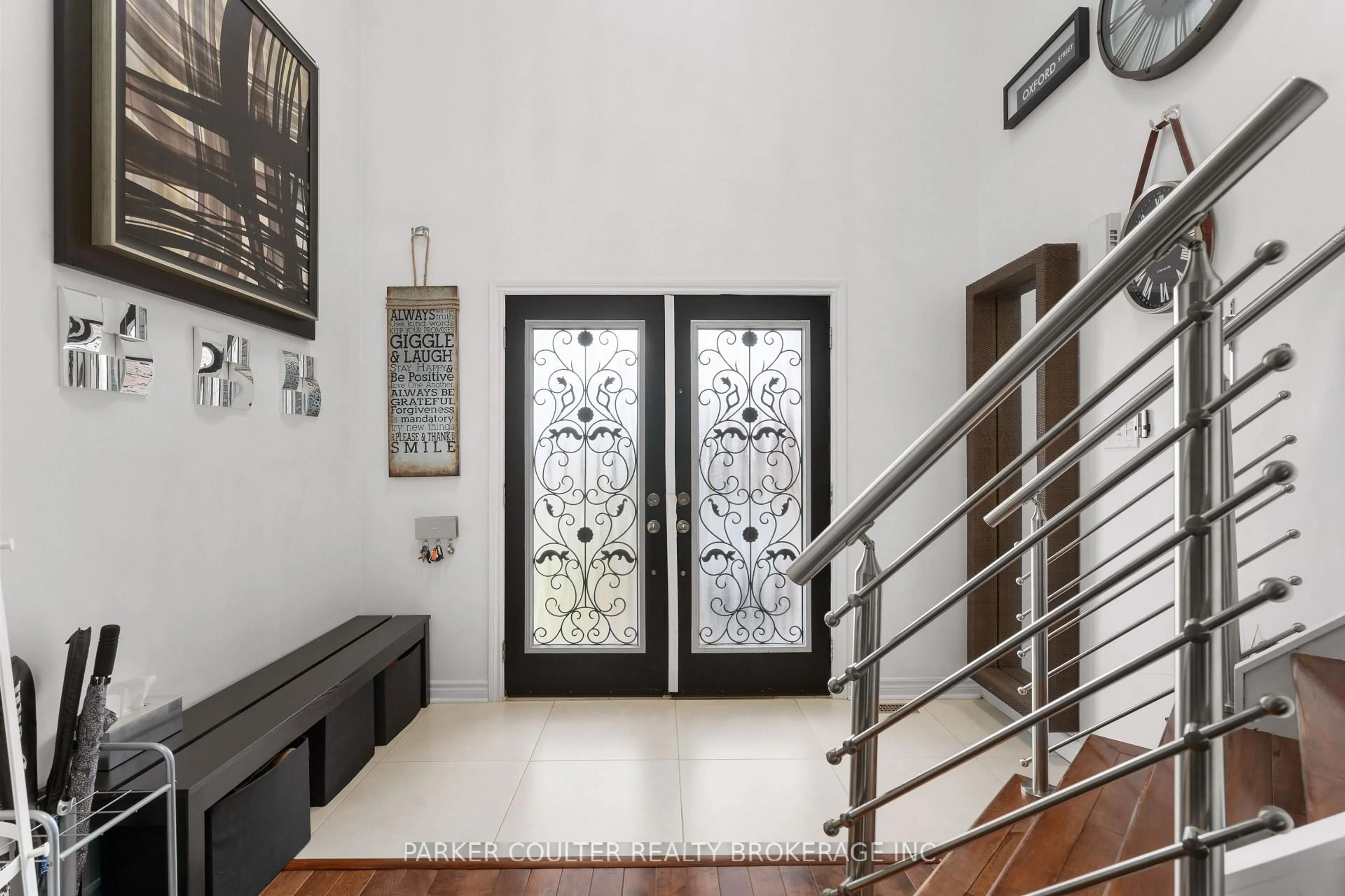 Indoor foyer for 1 Glenhill Dr, Barrie Ontario L4N 5X4
