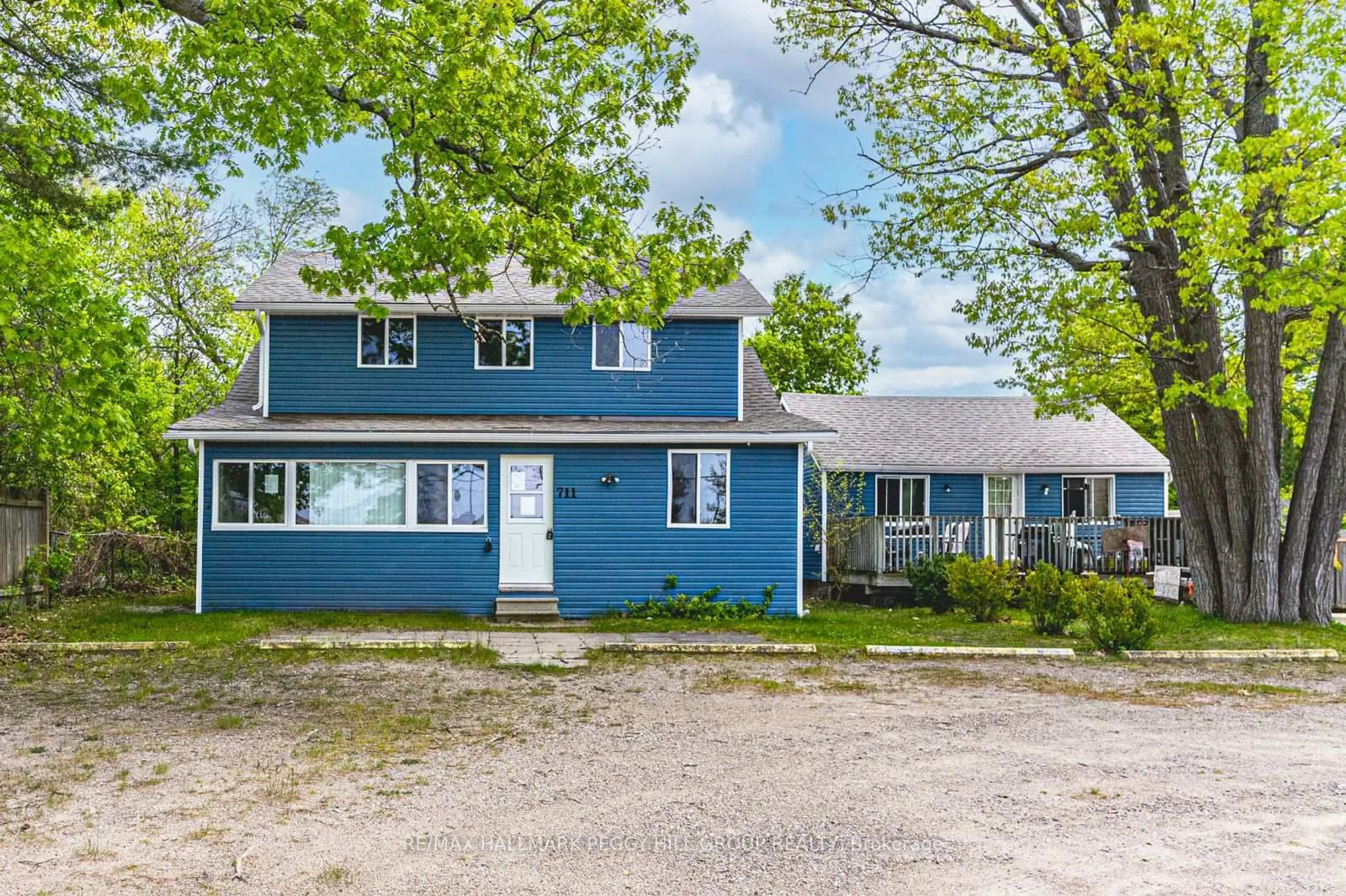 Home with vinyl exterior material, street for 711 Mosley St, Wasaga Beach Ontario L9Z 1Z5