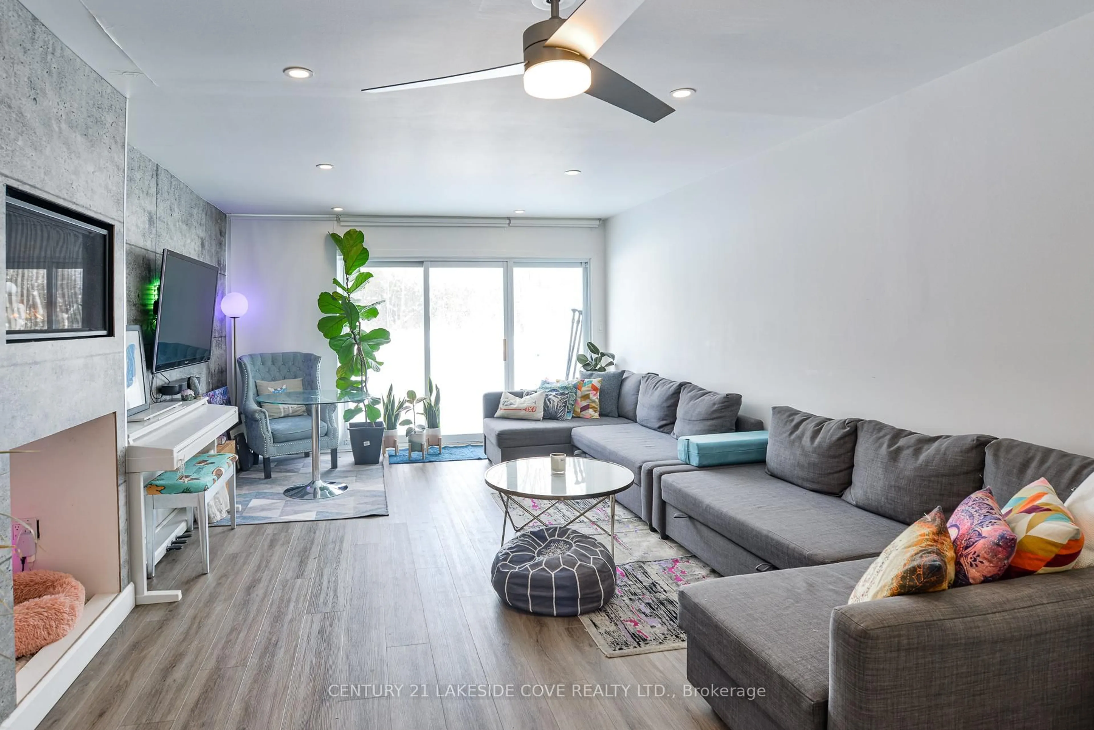 Living room with furniture, unknown for 4 Paradise Blvd #19, Ramara Ontario L0K 1B0