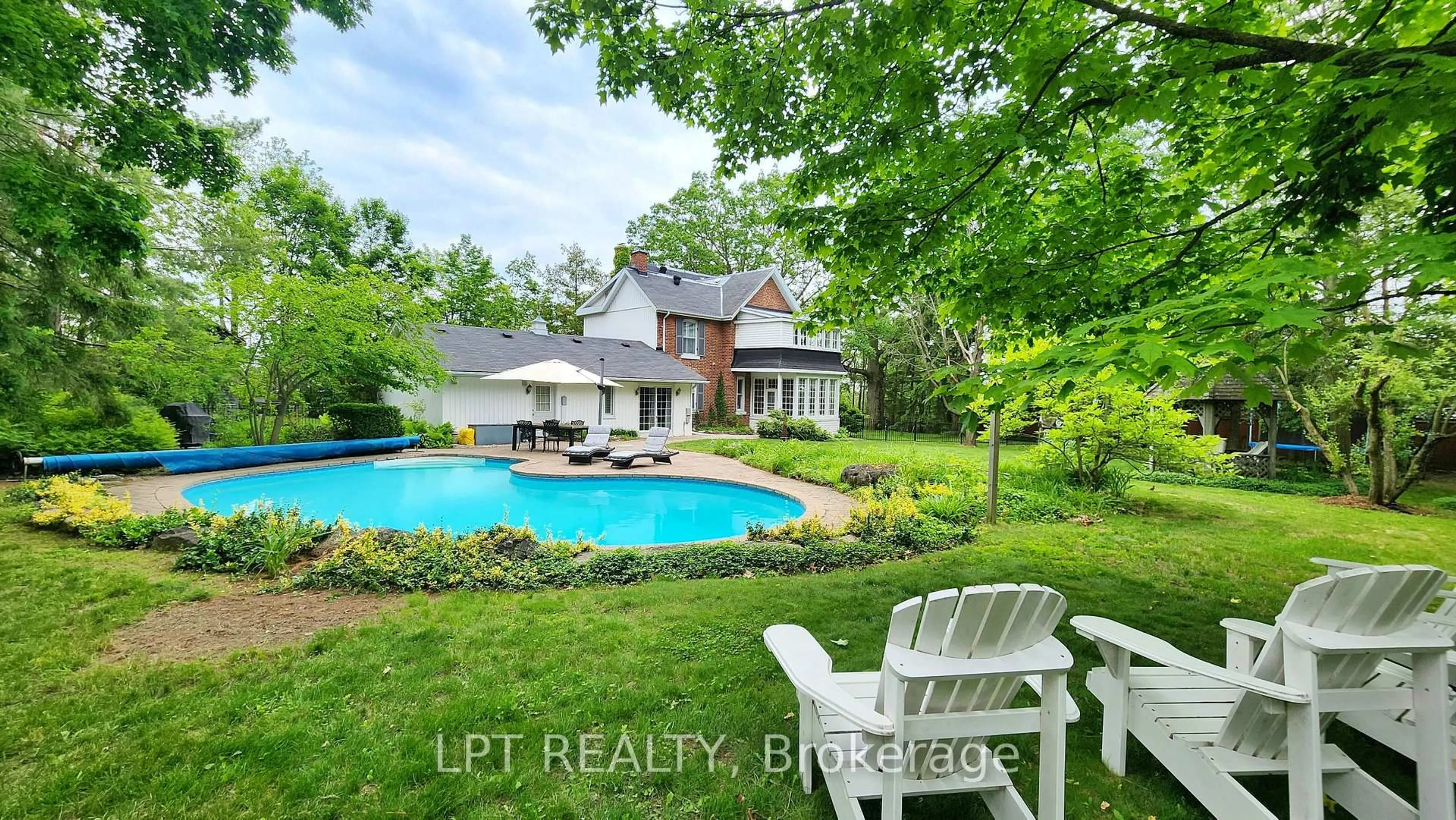 A pic from outside/outdoor area/front of a property/back of a property/a pic from drone, water/lake/river/ocean view for 126 Letitia St, Barrie Ontario L4N 1P5