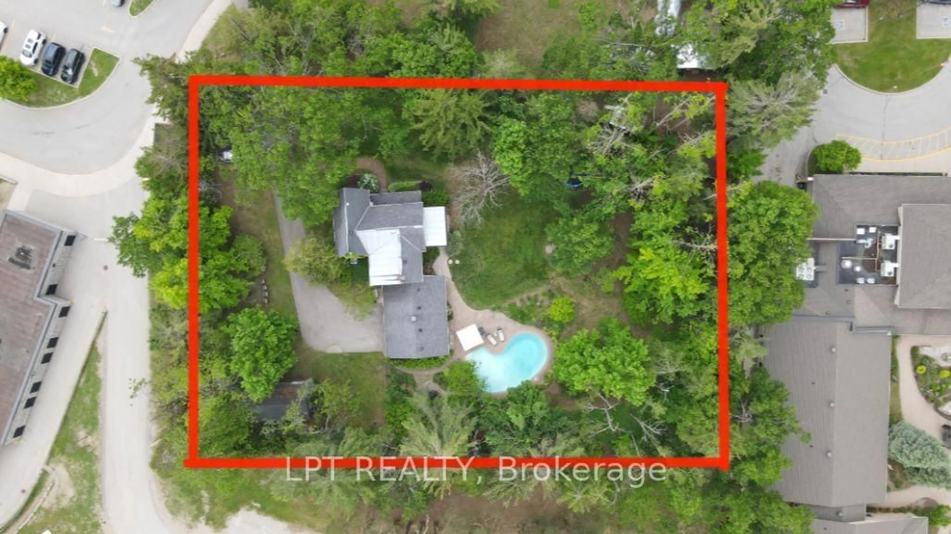 A pic from outside/outdoor area/front of a property/back of a property/a pic from drone, unknown for 126 Letitia St, Barrie Ontario L4N 1P5