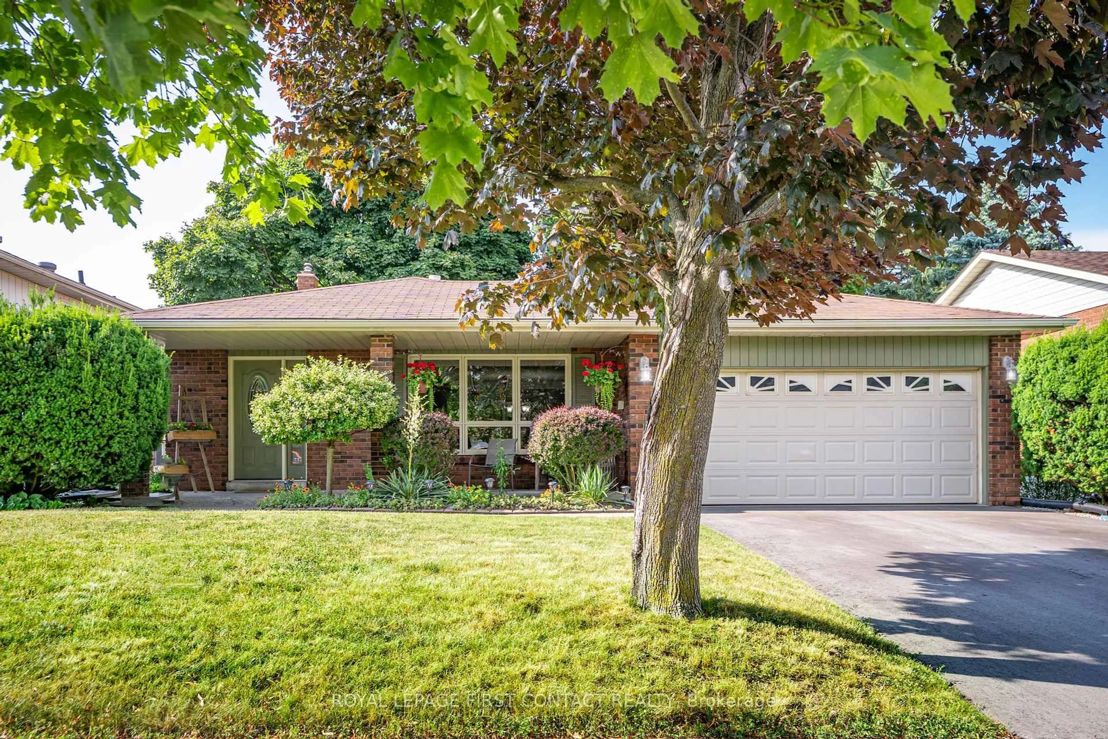 Home with vinyl exterior material, street for 10 Grand Pl, Barrie Ontario L4N 4Y3