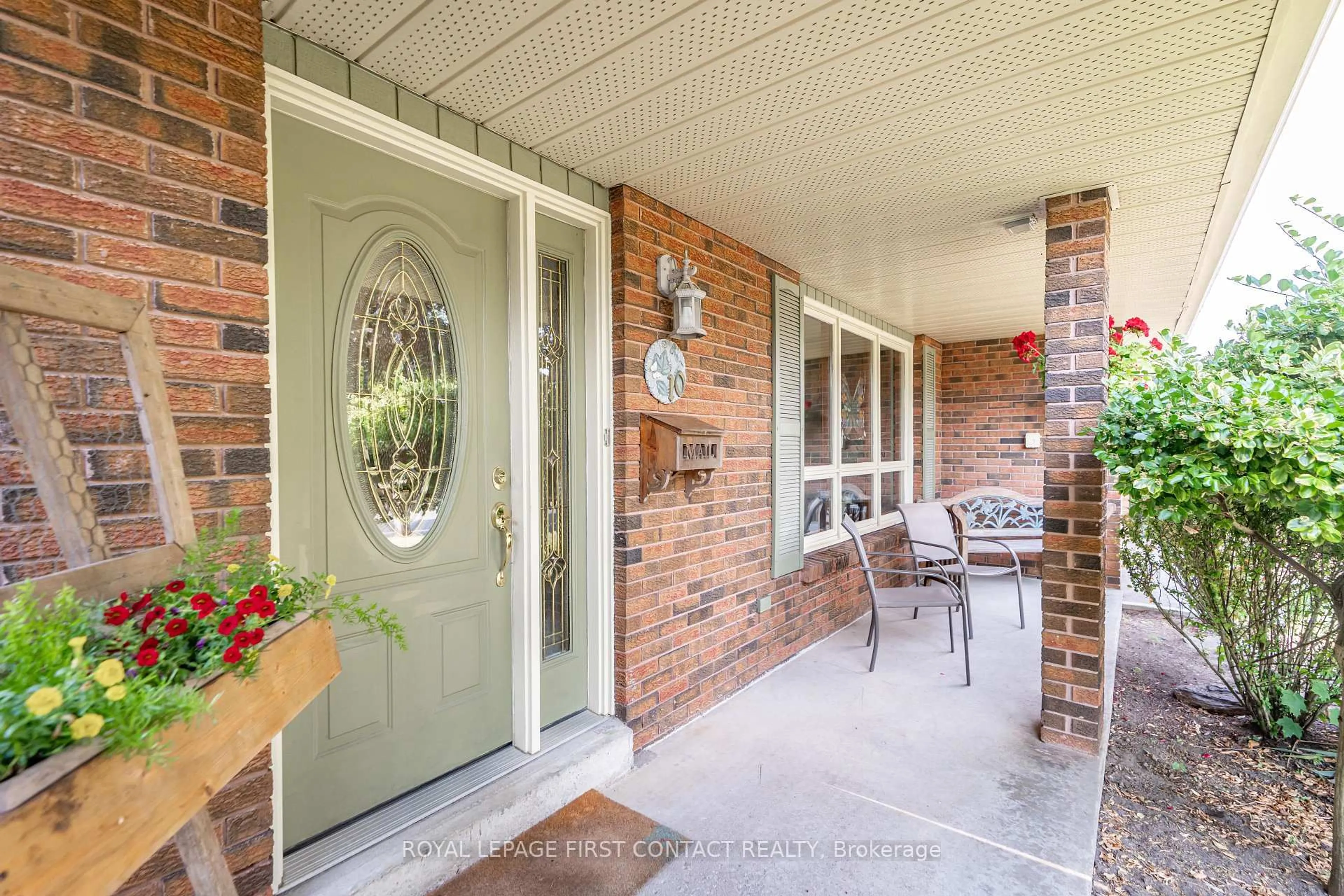 Indoor entryway for 10 Grand Pl, Barrie Ontario L4N 4Y3