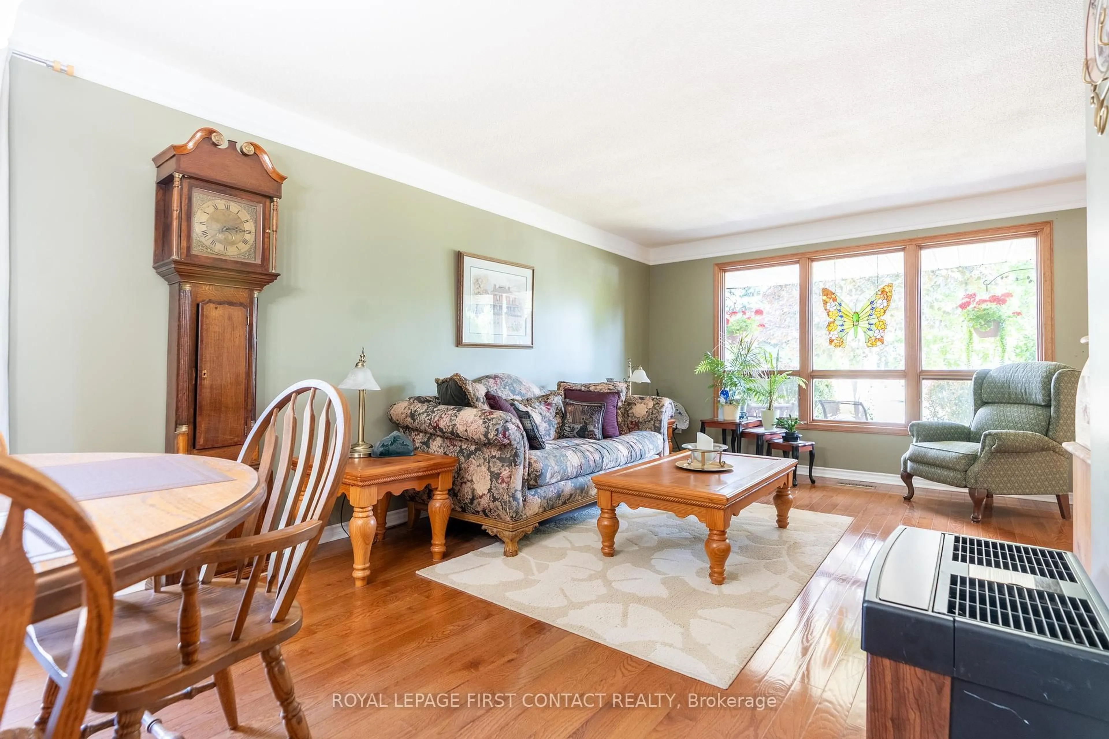 Living room with furniture, wood/laminate floor for 10 Grand Pl, Barrie Ontario L4N 4Y3