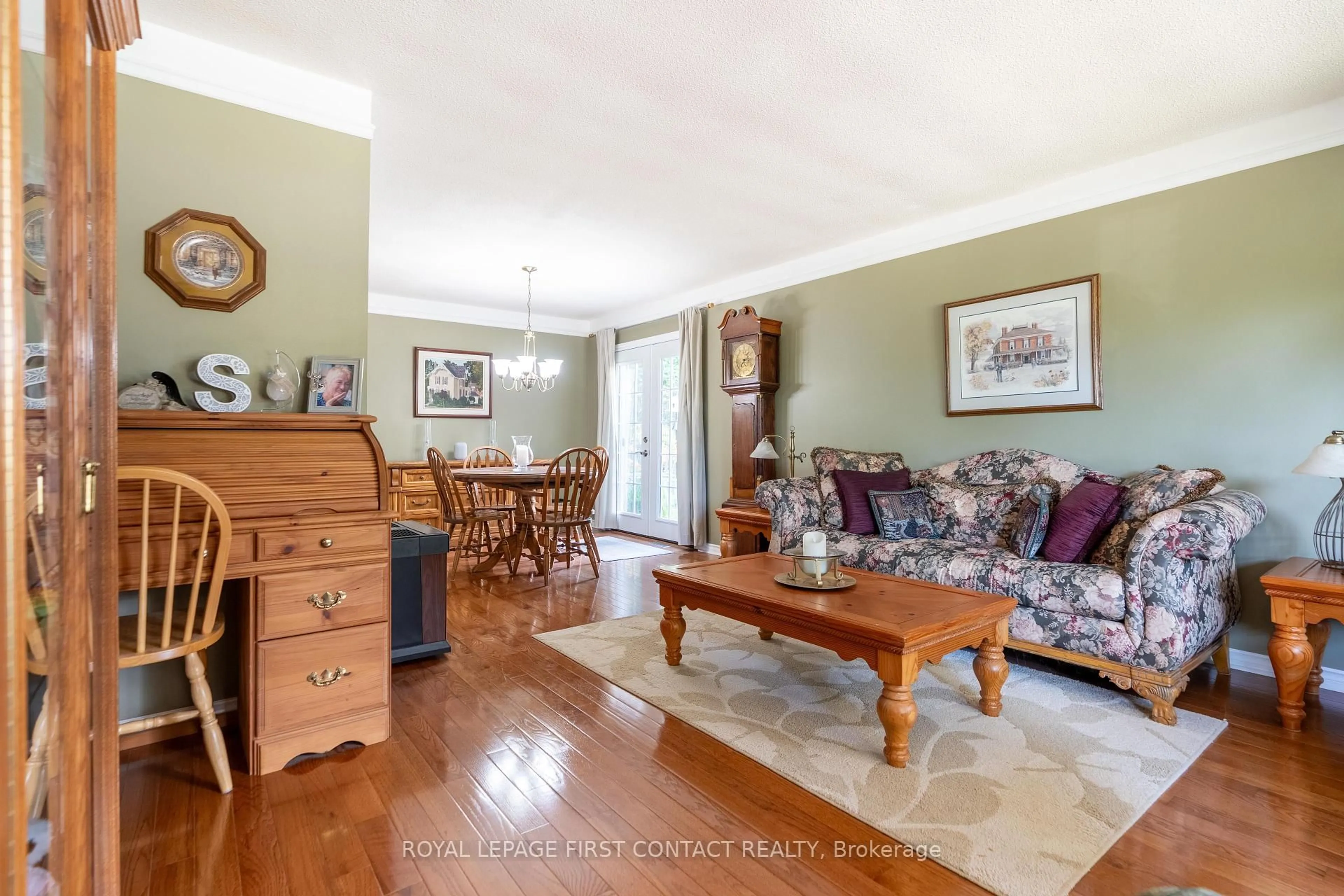 Living room with furniture, wood/laminate floor for 10 Grand Pl, Barrie Ontario L4N 4Y3