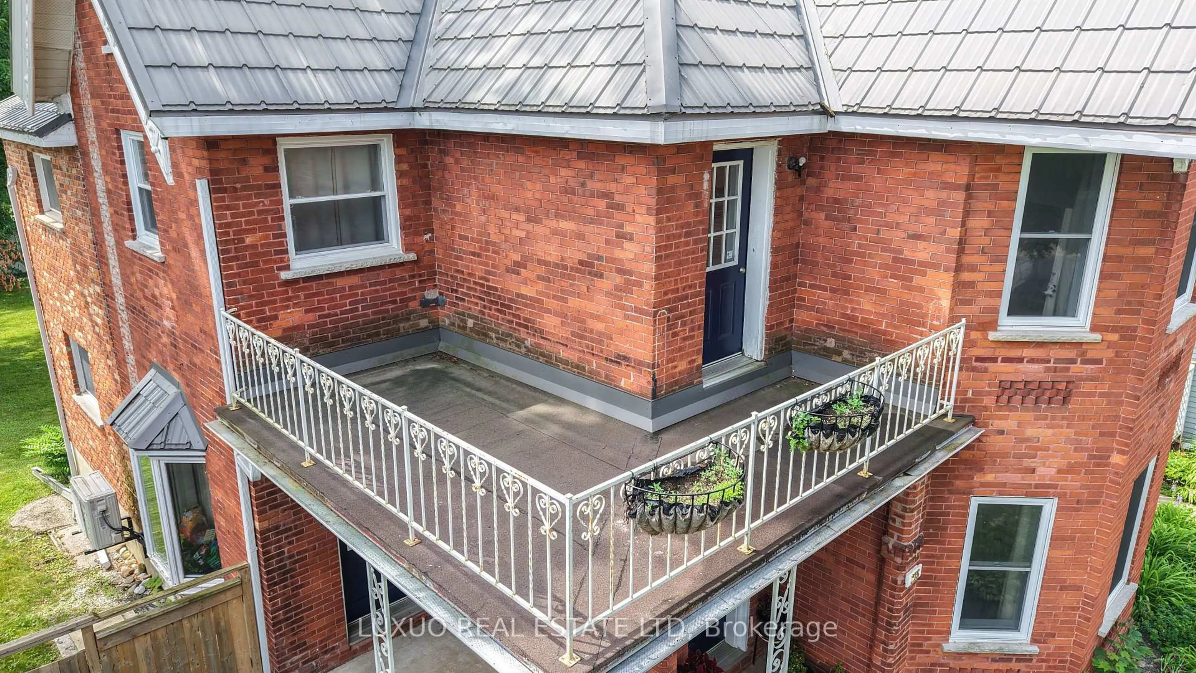 A pic from outside/outdoor area/front of a property/back of a property/a pic from drone, city buildings view from balcony for 275 Barrie Rd, Orillia Ontario L3V 2R4