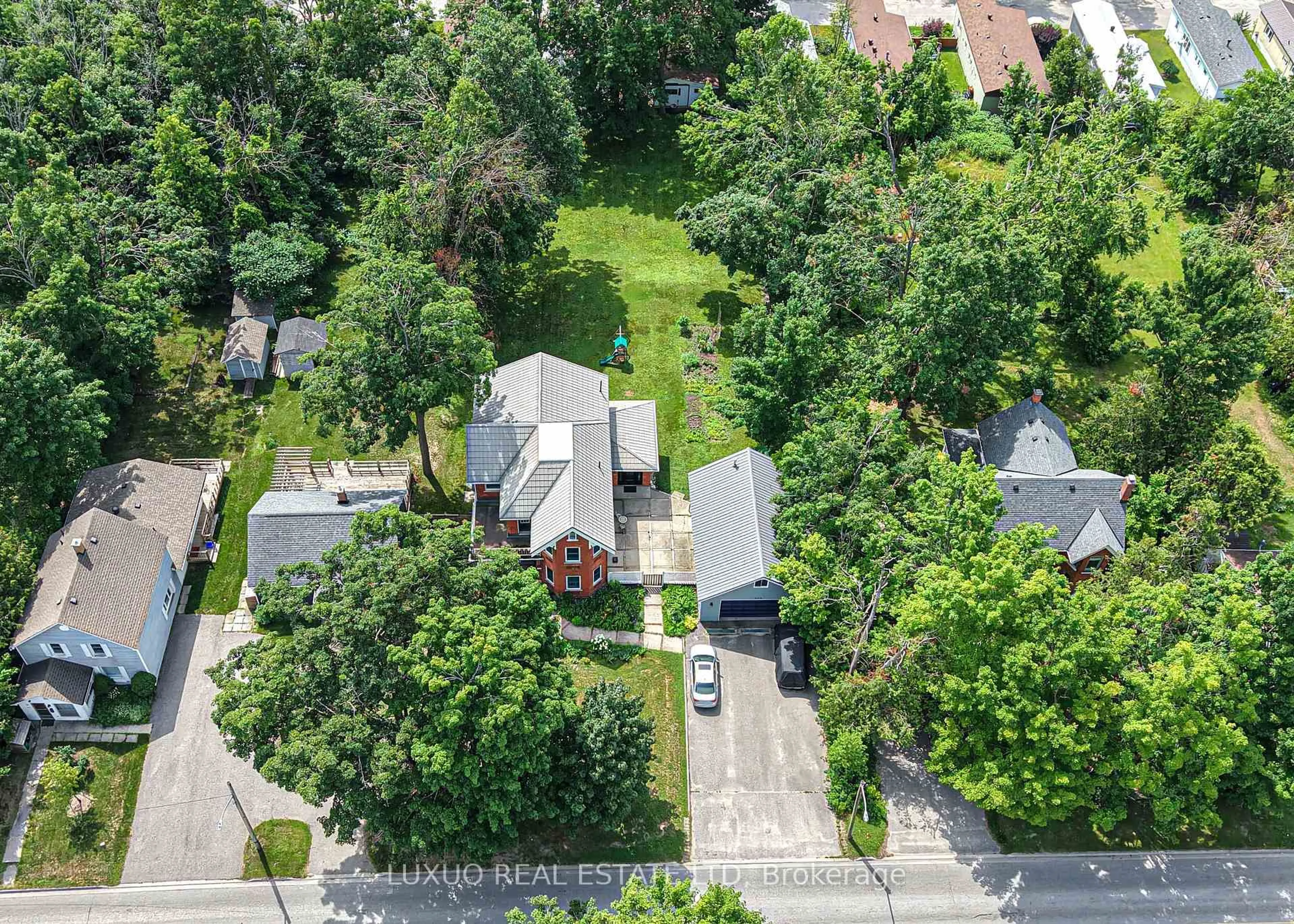 A pic from outside/outdoor area/front of a property/back of a property/a pic from drone, street for 275 Barrie Rd, Orillia Ontario L3V 2R4
