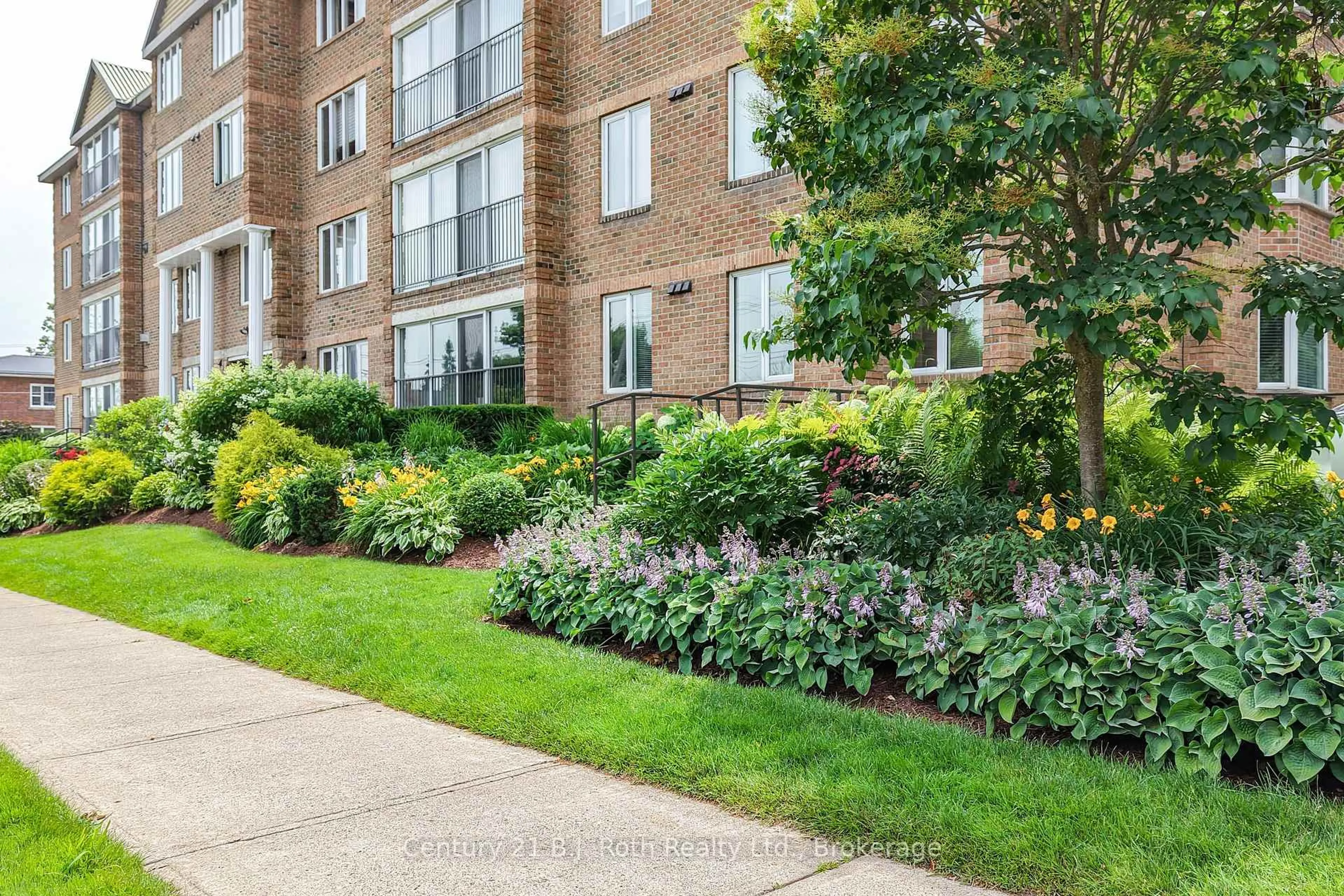 Patio, street for 95 Matchedash St #104, Orillia Ontario L3V 4T9