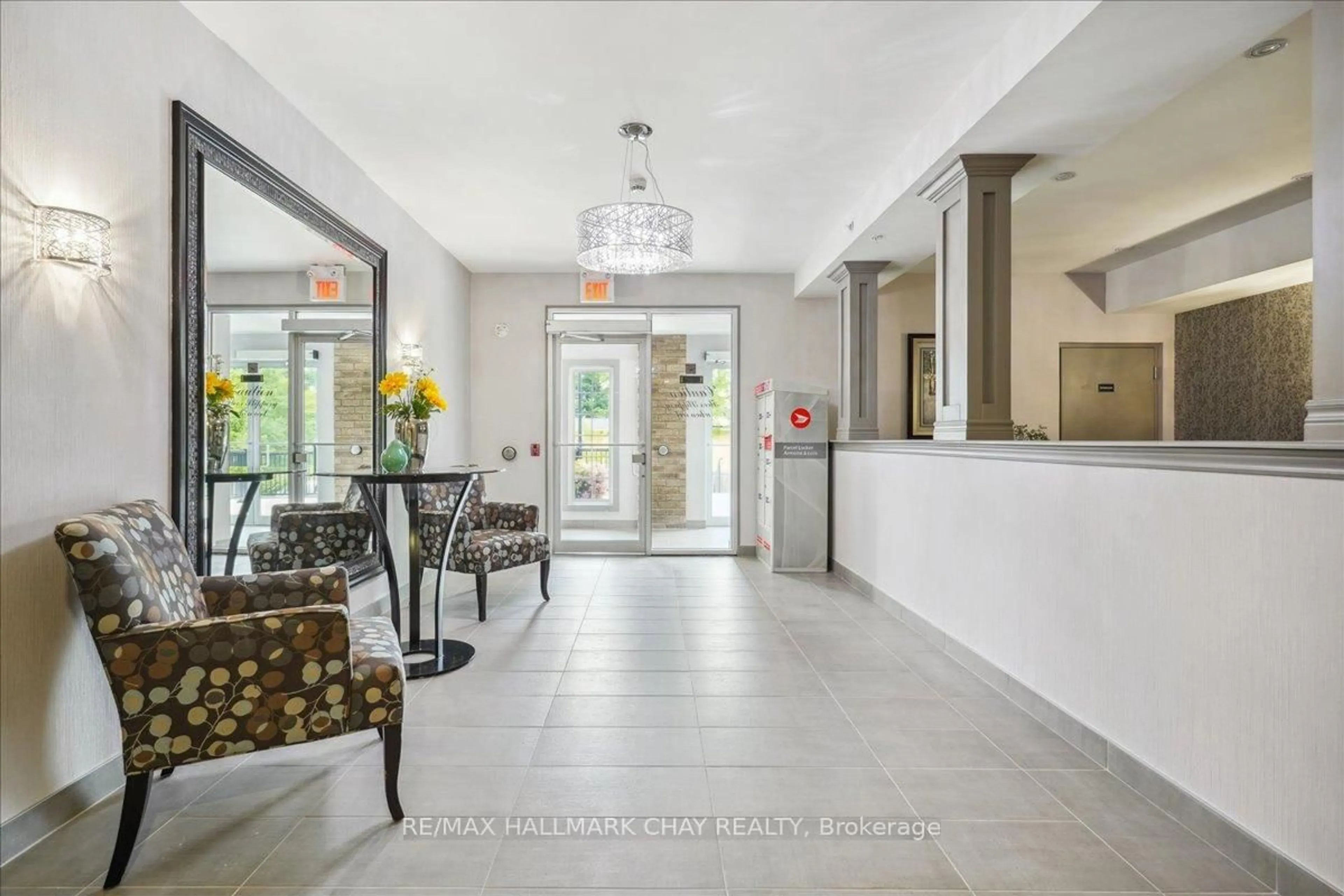 Indoor foyer for 45 Ferndale Dr #408, Barrie Ontario L4N 5W7