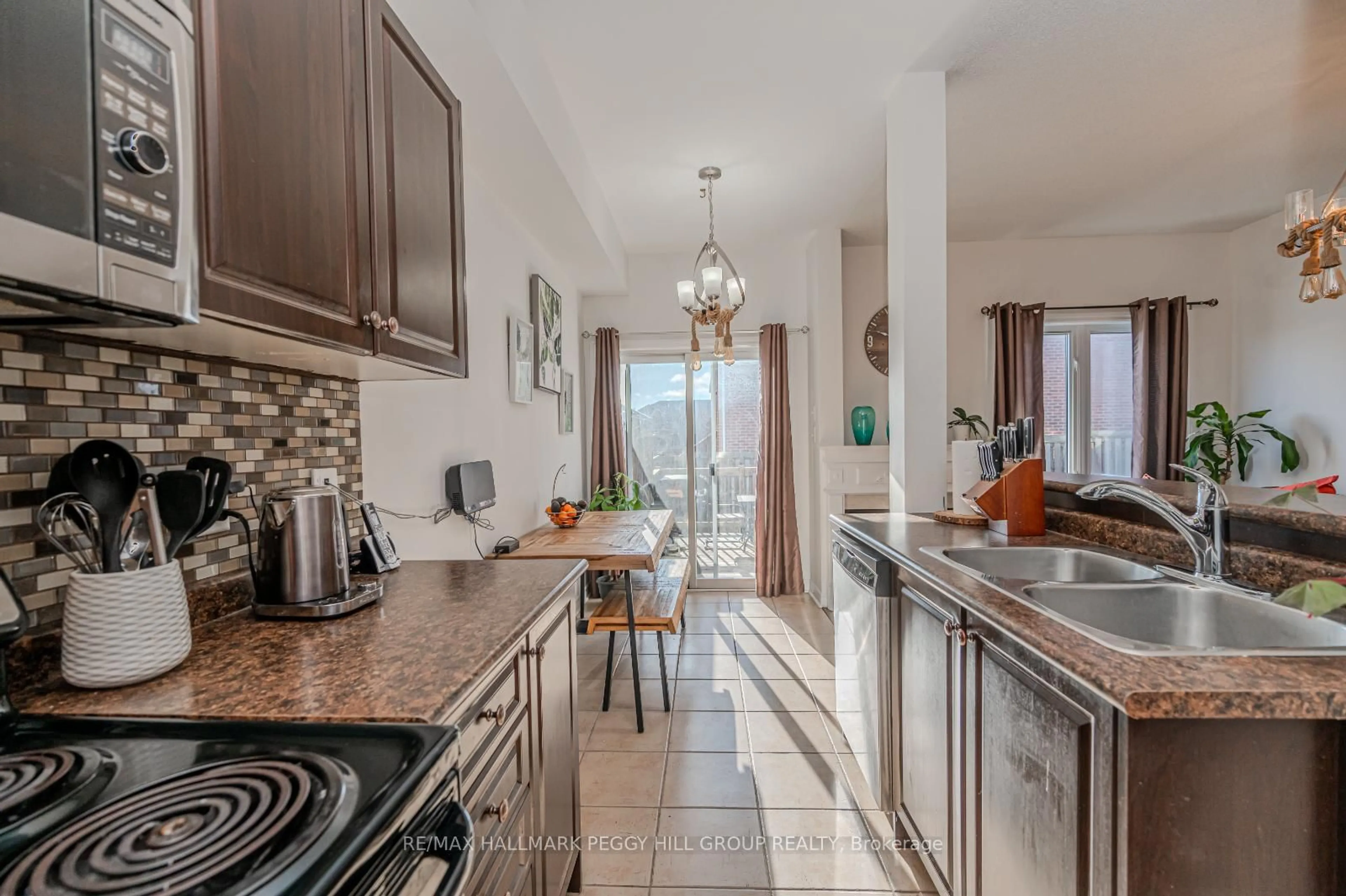 Open concept kitchen, ceramic/tile floor for 5 Arch Brown Crt, Barrie Ontario L4M 0C6