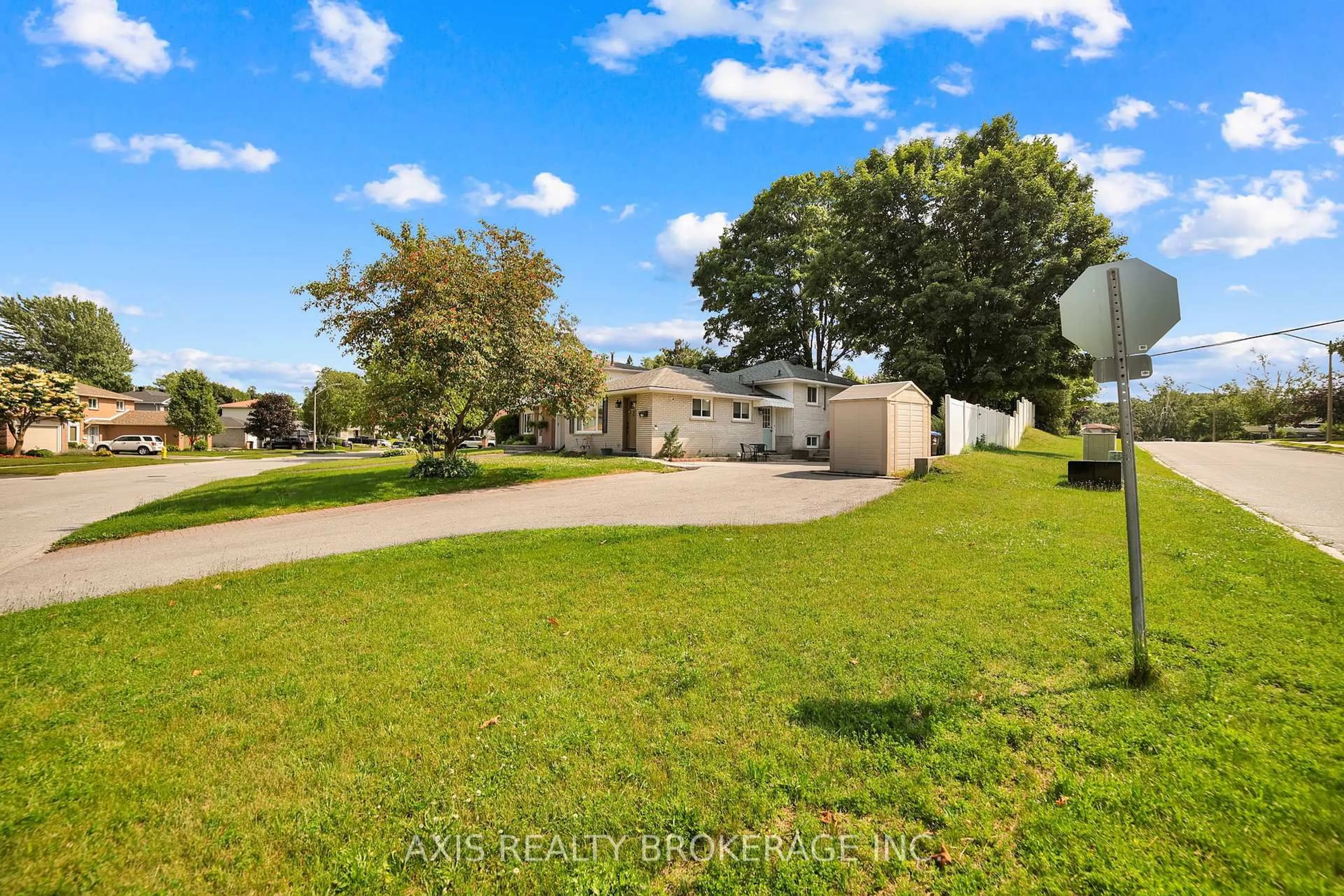 A pic from outside/outdoor area/front of a property/back of a property/a pic from drone, water/lake/river/ocean view for 146 Woodland Dr, Midland Ontario L4R 4E3