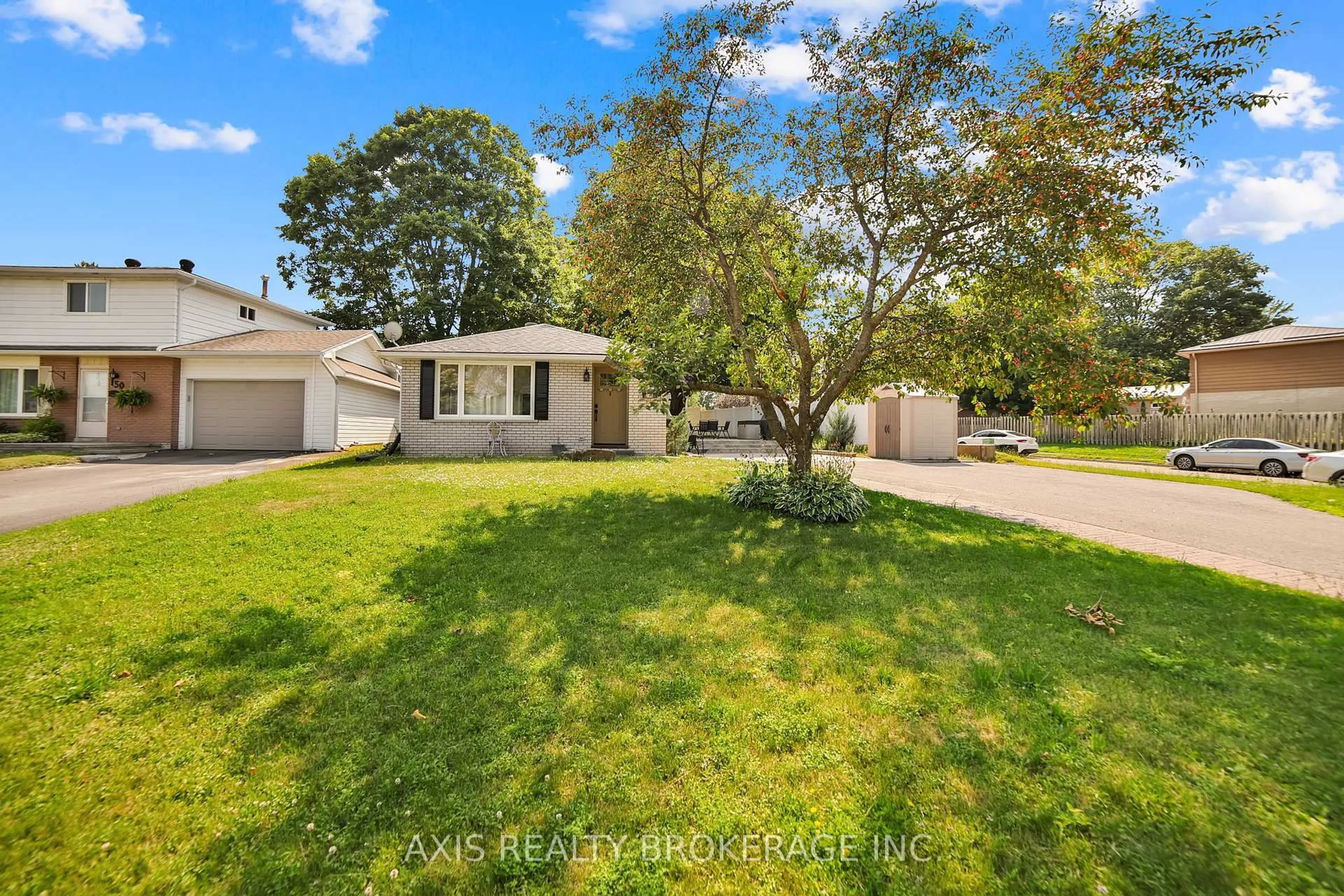 A pic from outside/outdoor area/front of a property/back of a property/a pic from drone, street for 146 Woodland Dr, Midland Ontario L4R 4E3