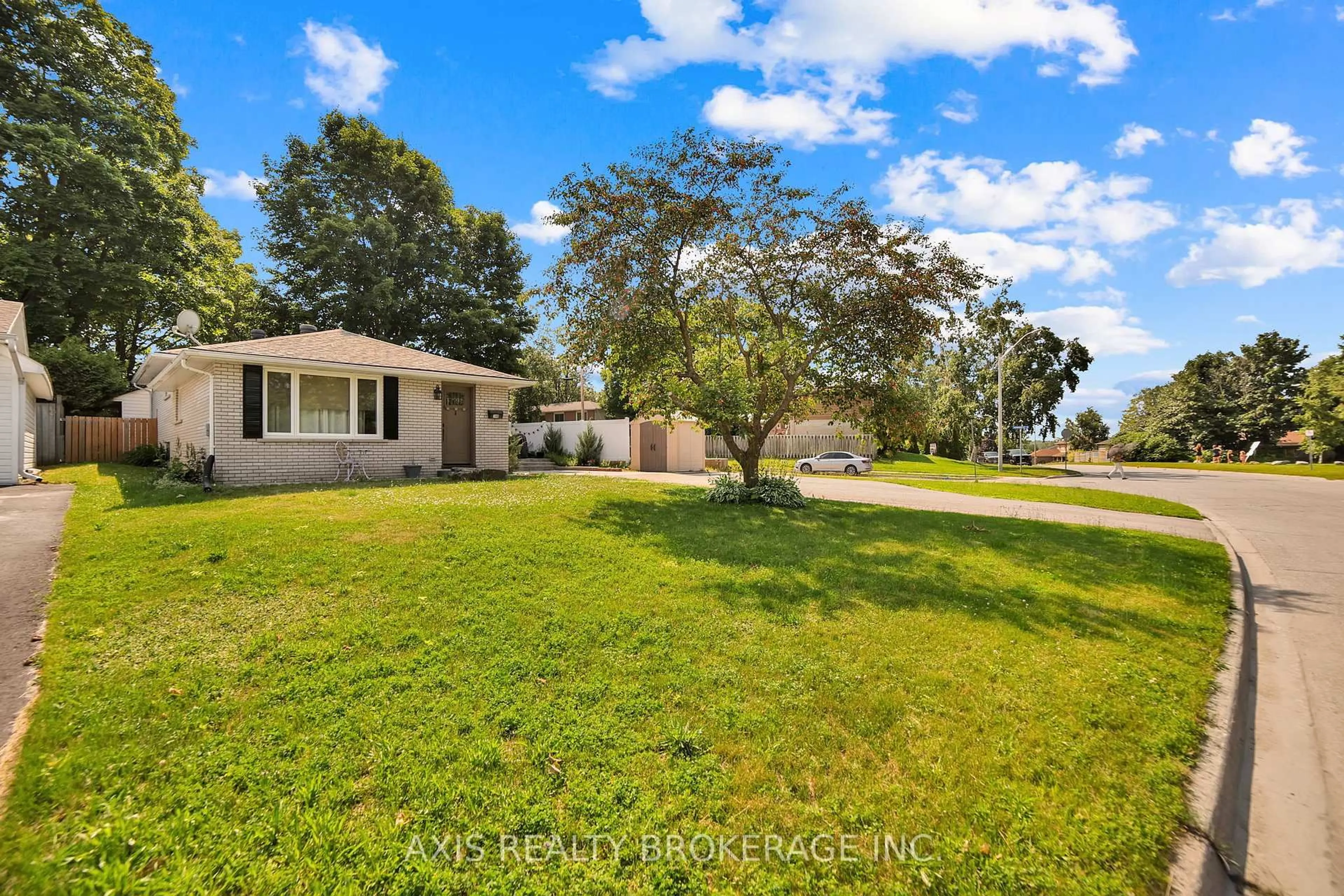 A pic from outside/outdoor area/front of a property/back of a property/a pic from drone, water/lake/river/ocean view for 146 Woodland Dr, Midland Ontario L4R 4E3