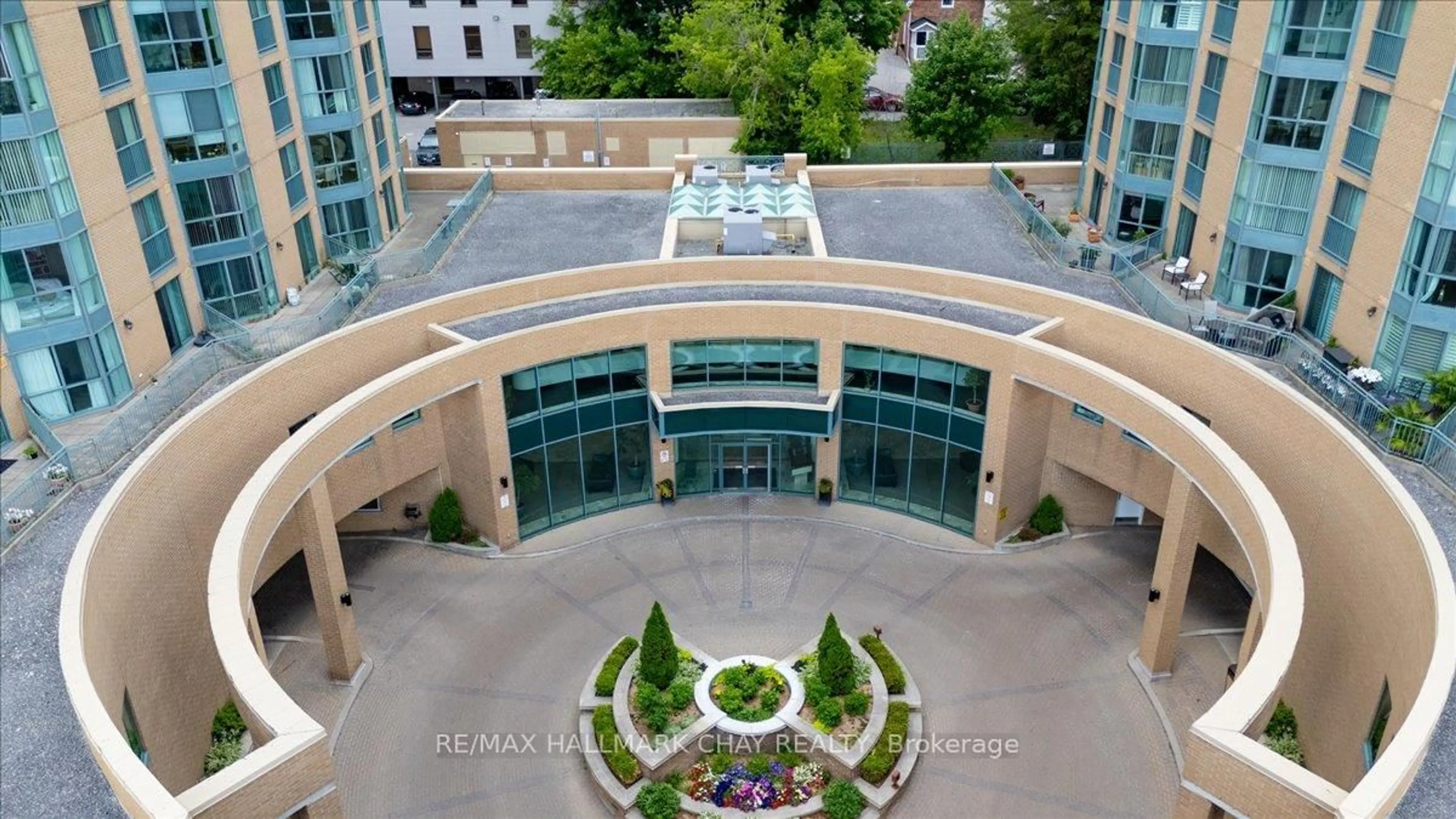 A pic from outside/outdoor area/front of a property/back of a property/a pic from drone, city buildings view from balcony for 140 Dunlop St #807, Barrie Ontario L4M 6H9