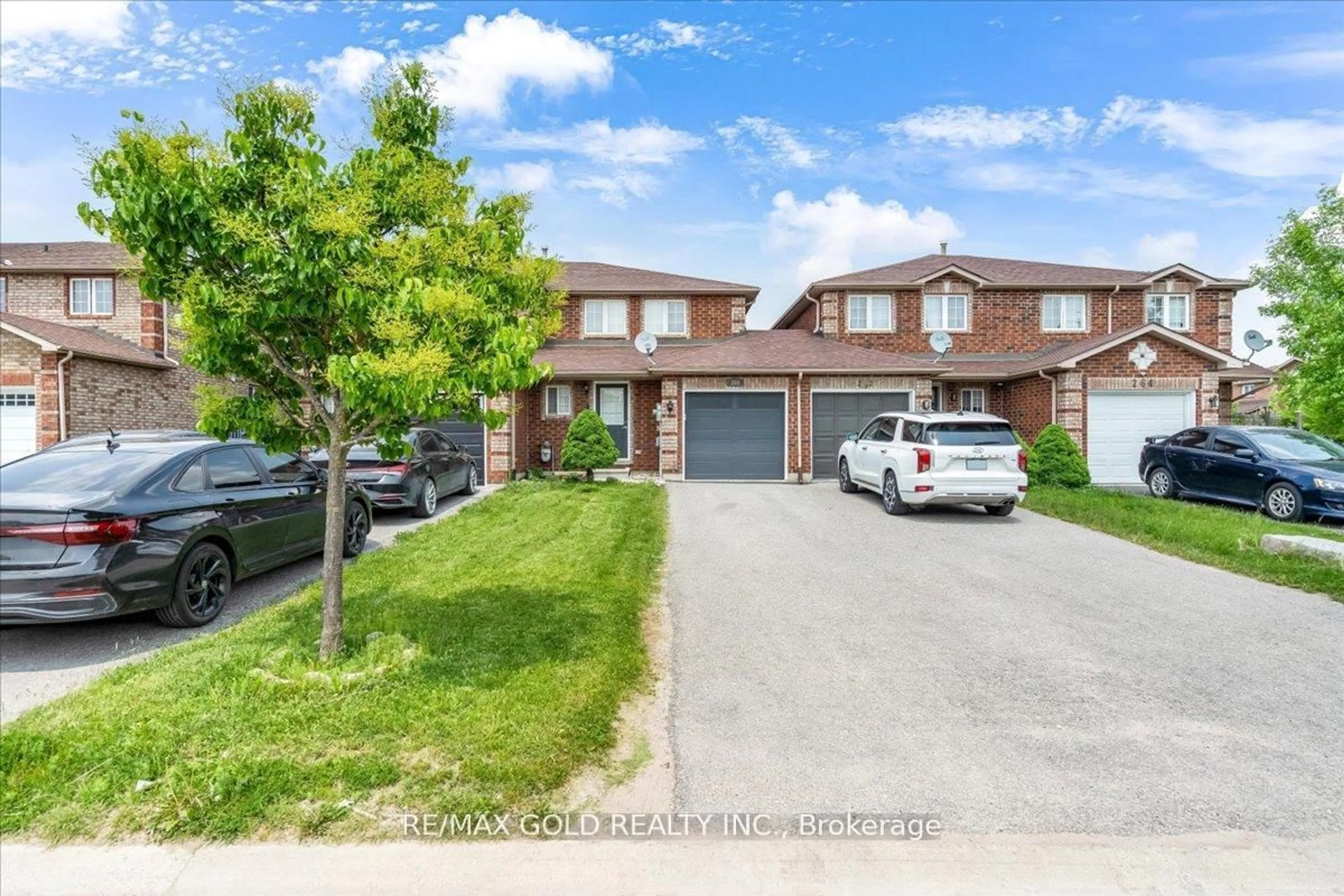 A pic from outside/outdoor area/front of a property/back of a property/a pic from drone, street for 260 Dunsmore Lane, Barrie Ontario L4M 7A7