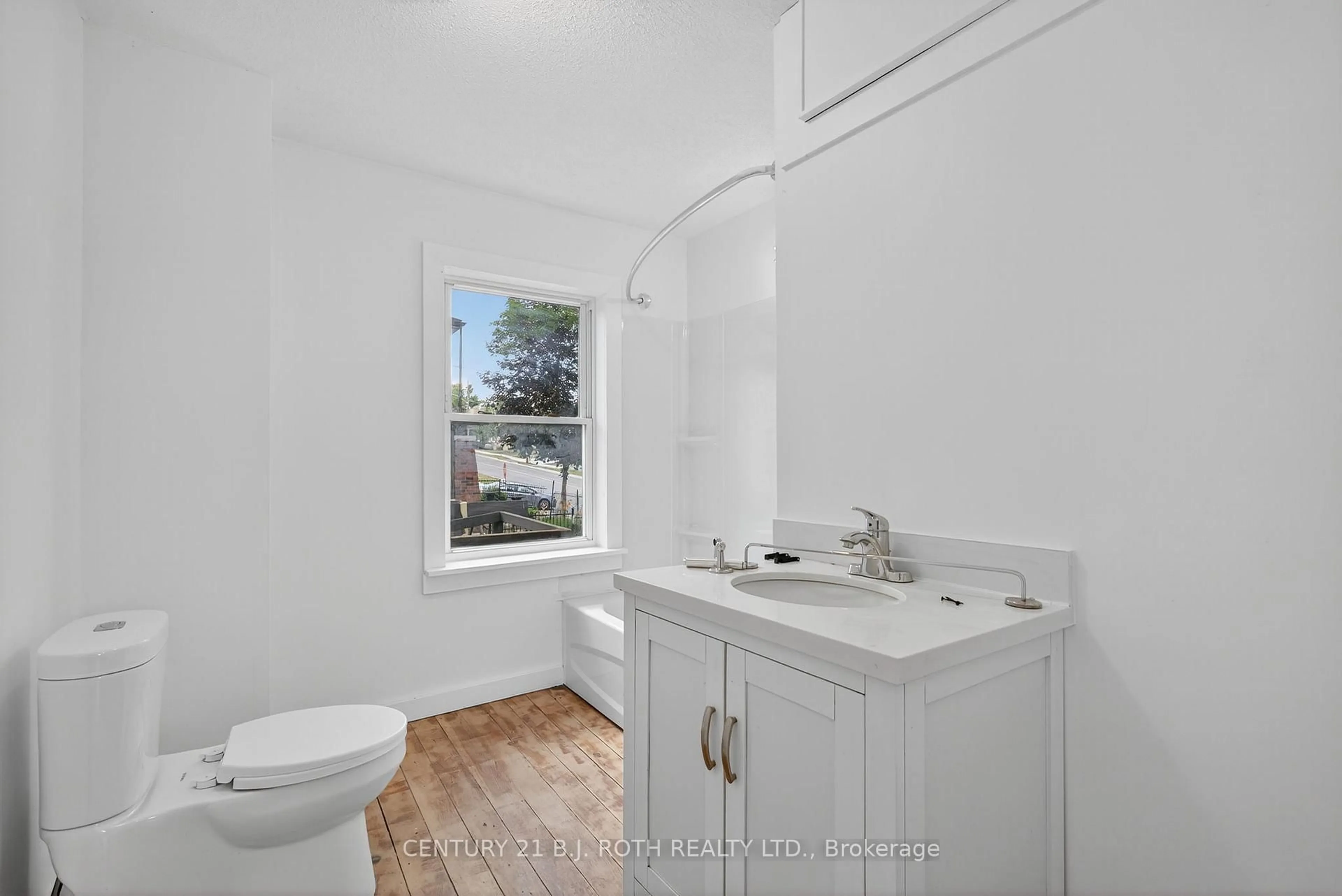 Standard bathroom, ceramic/tile floor for 153 Laclie St, Orillia Ontario L3V 4N1
