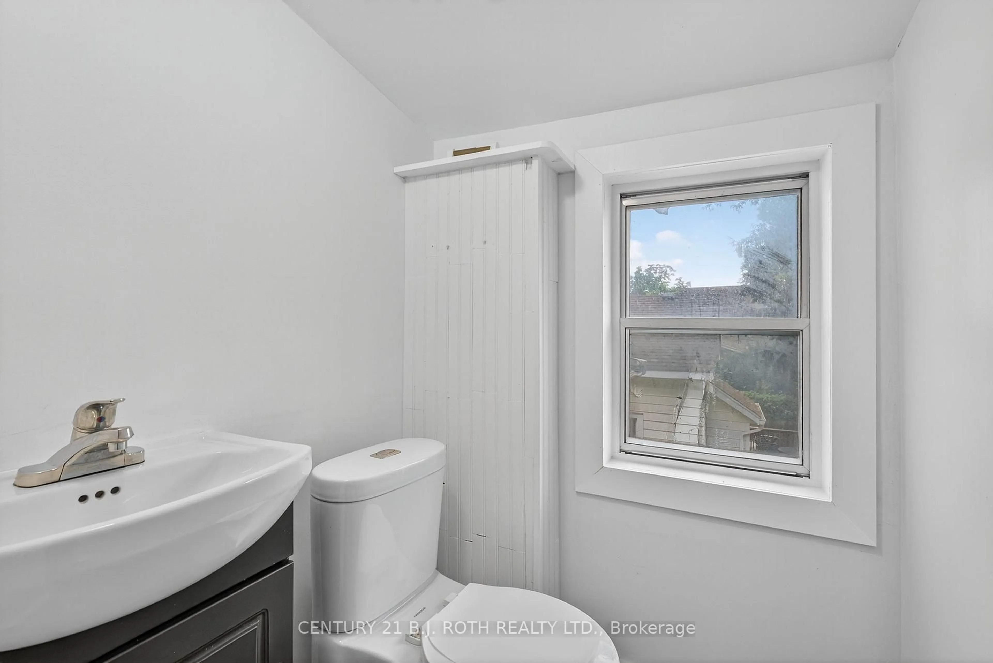 Standard bathroom, unknown for 153 Laclie St, Orillia Ontario L3V 4N1