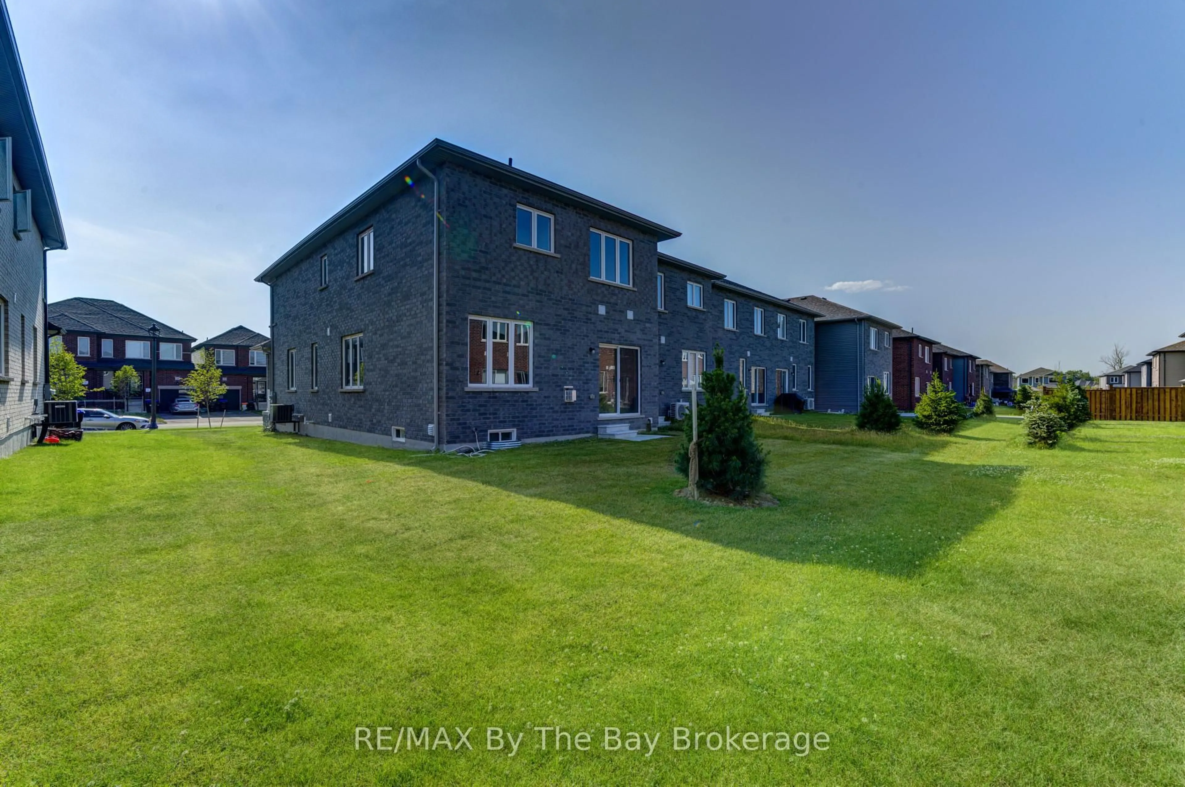 A pic from outside/outdoor area/front of a property/back of a property/a pic from drone, building for 21 Lisa St, Wasaga Beach Ontario L9Z 1J9