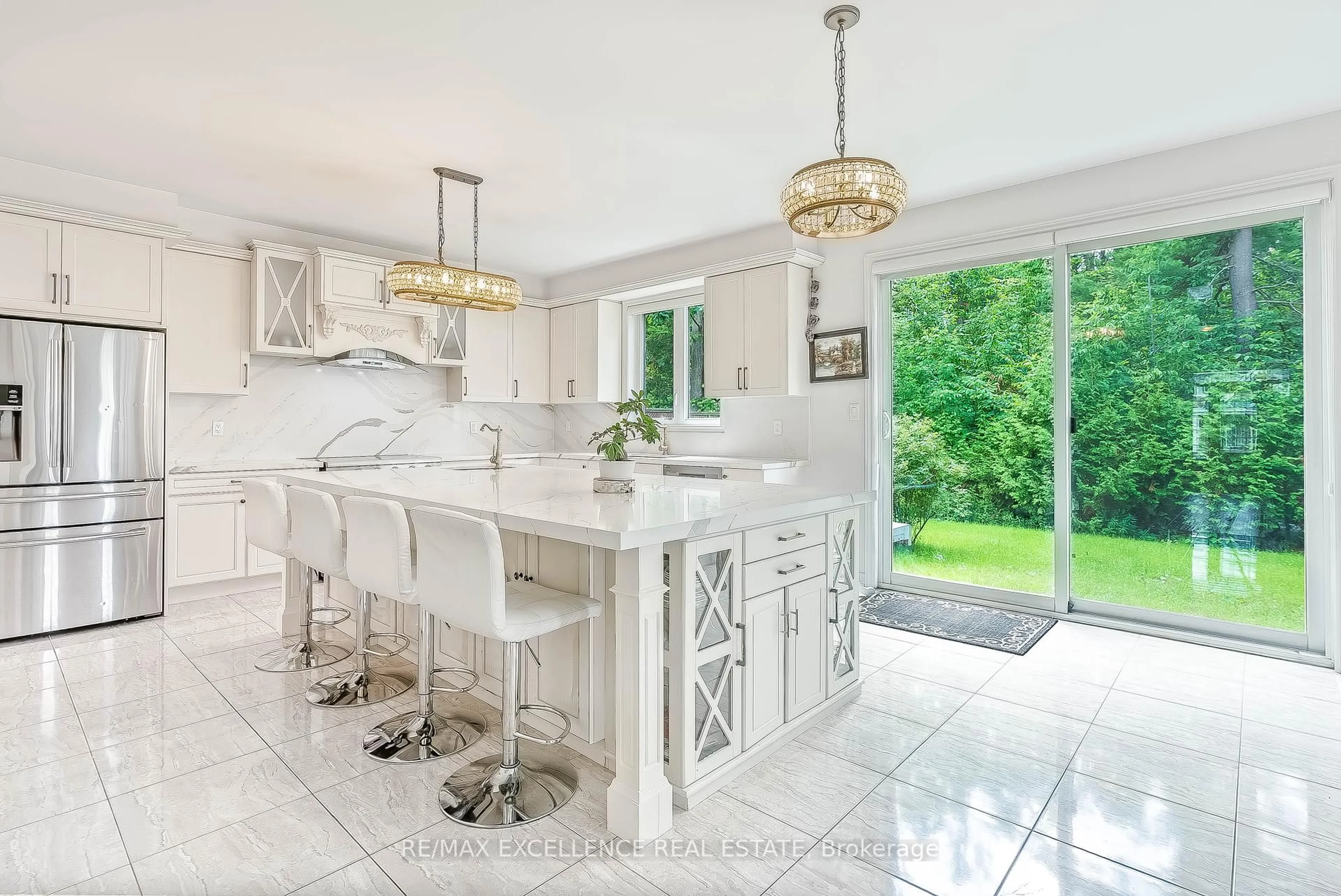 Open concept kitchen, ceramic/tile floor for 61 Trail Blvd, Springwater Ontario L9X 0S4