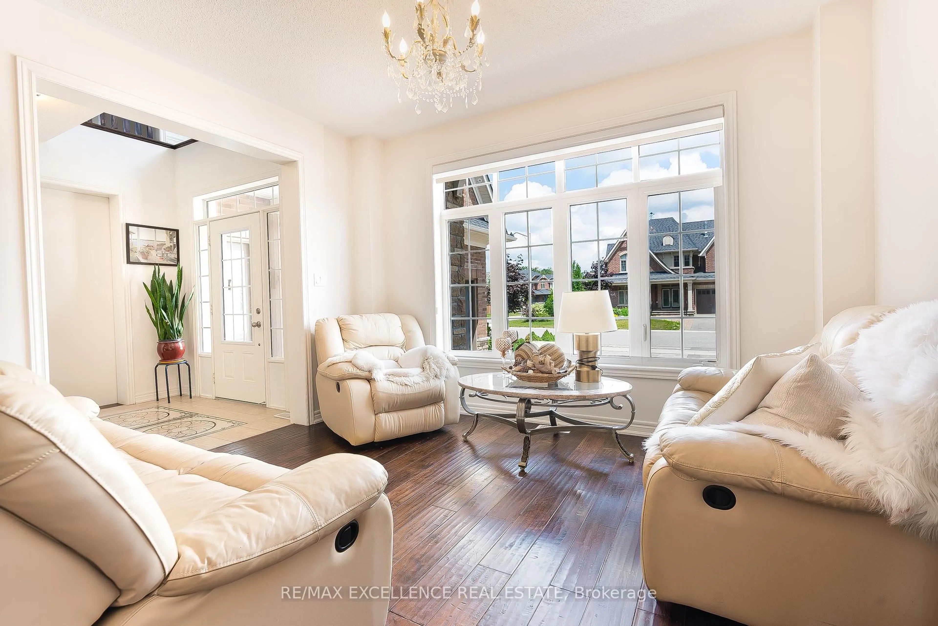 Living room with furniture, unknown for 61 Trail Blvd, Springwater Ontario L9X 0S4