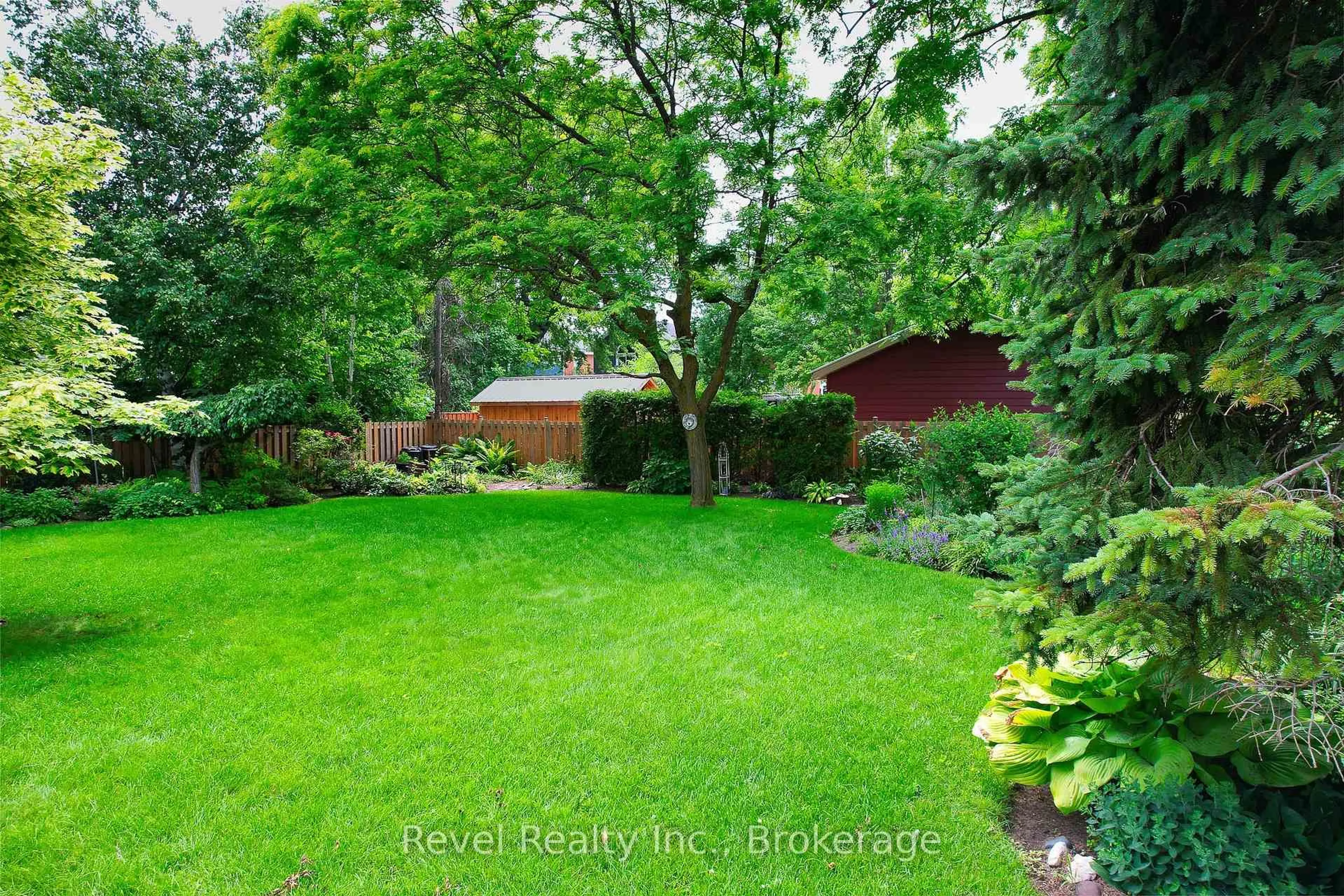 A pic from outside/outdoor area/front of a property/back of a property/a pic from drone, street for 34 Paterson St, Collingwood Ontario L9Y 3N2