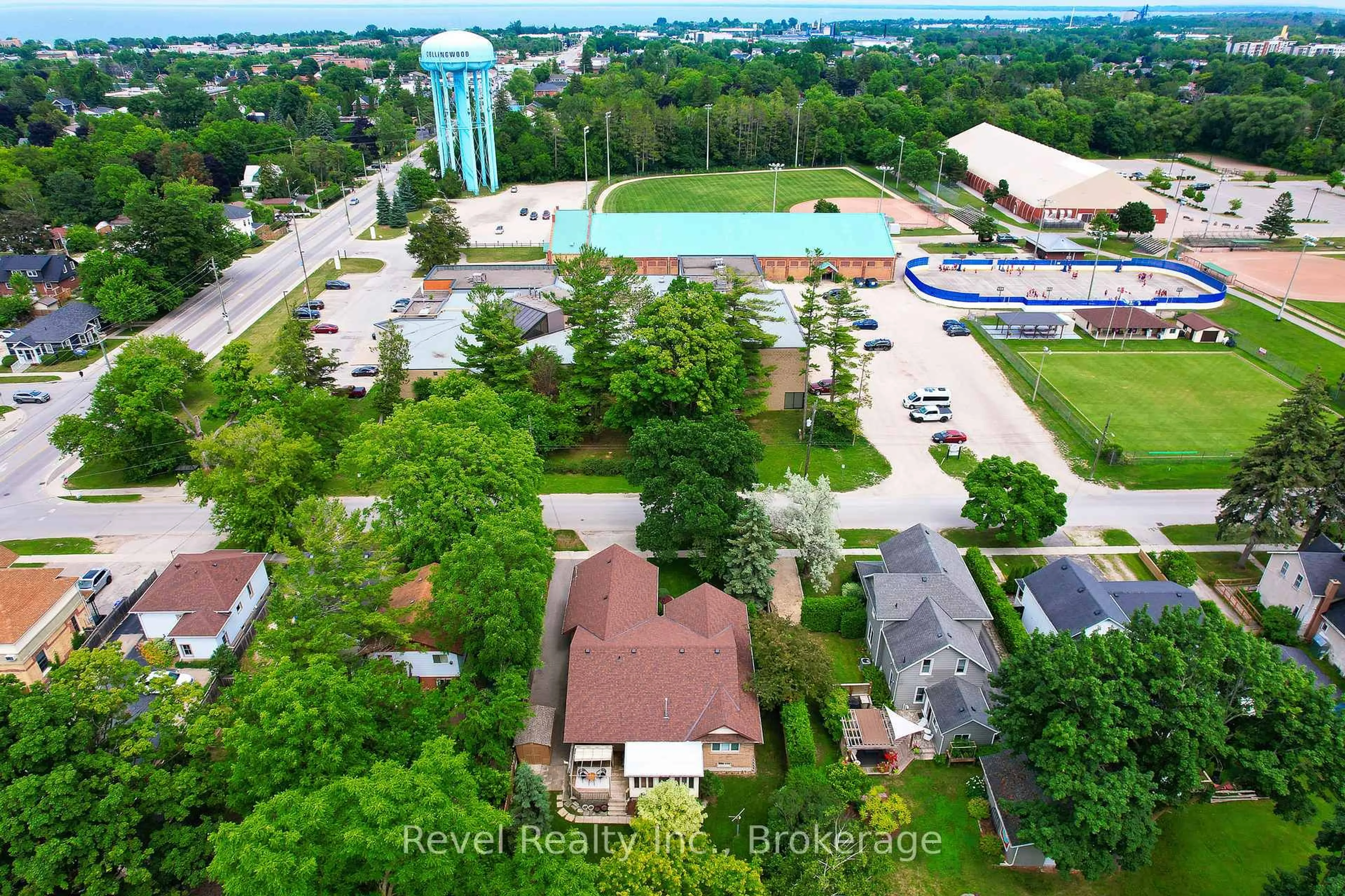 A pic from outside/outdoor area/front of a property/back of a property/a pic from drone, unknown for 34 Paterson St, Collingwood Ontario L9Y 3N2