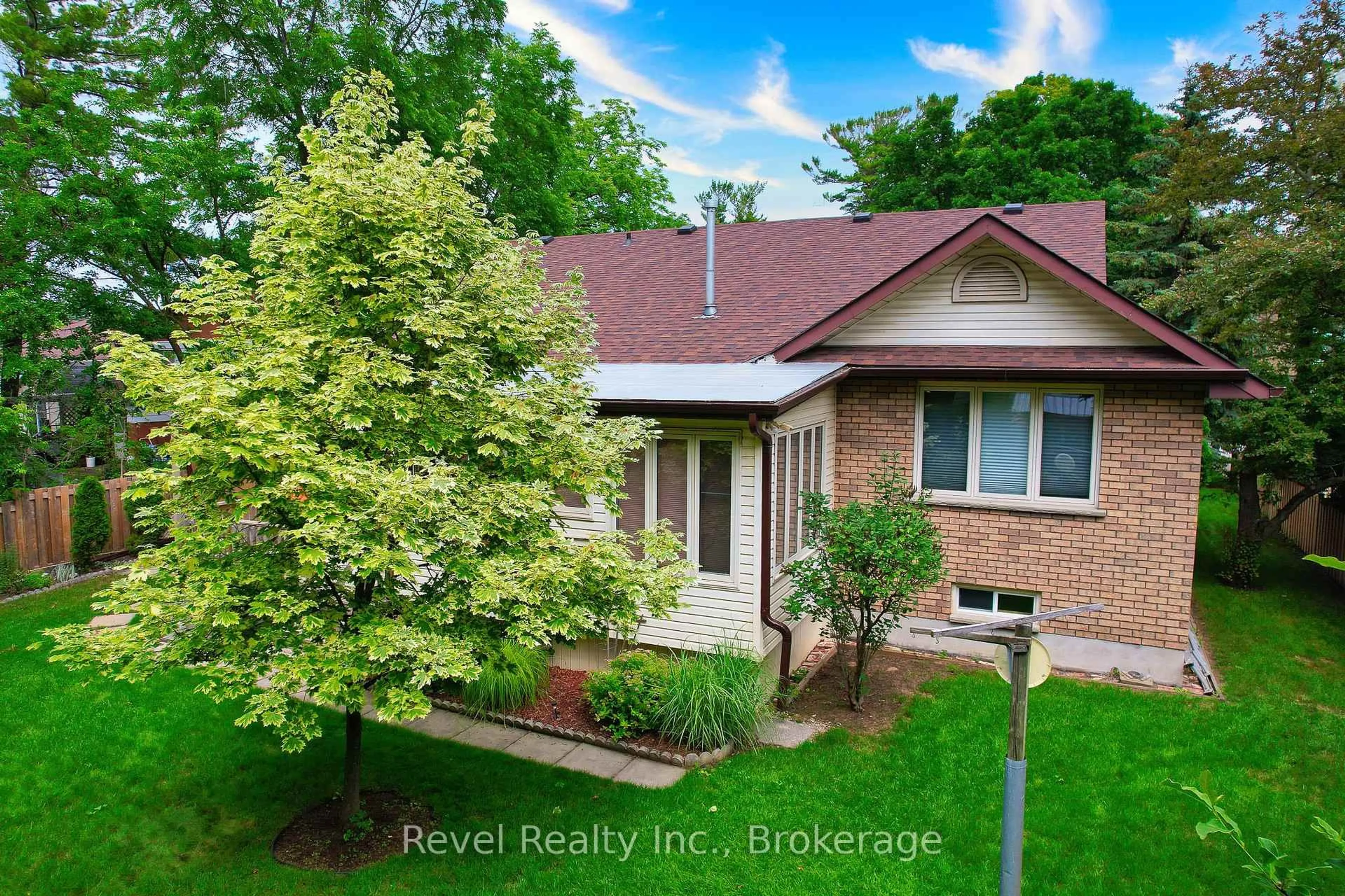 A pic from outside/outdoor area/front of a property/back of a property/a pic from drone, street for 34 Paterson St, Collingwood Ontario L9Y 3N2