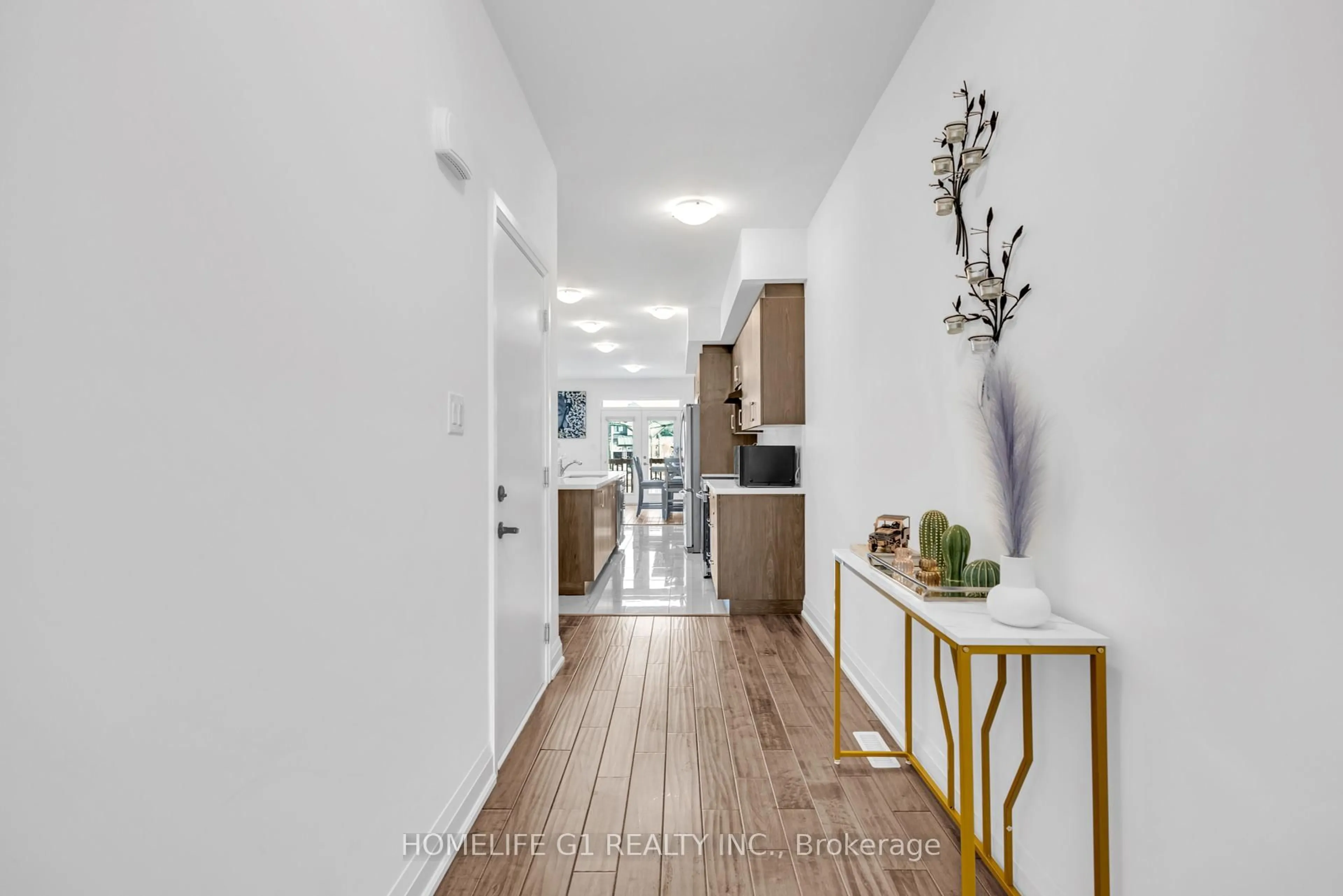 Indoor entryway for 7 Barnyard Tr, Barrie Ontario L9J 0Y1