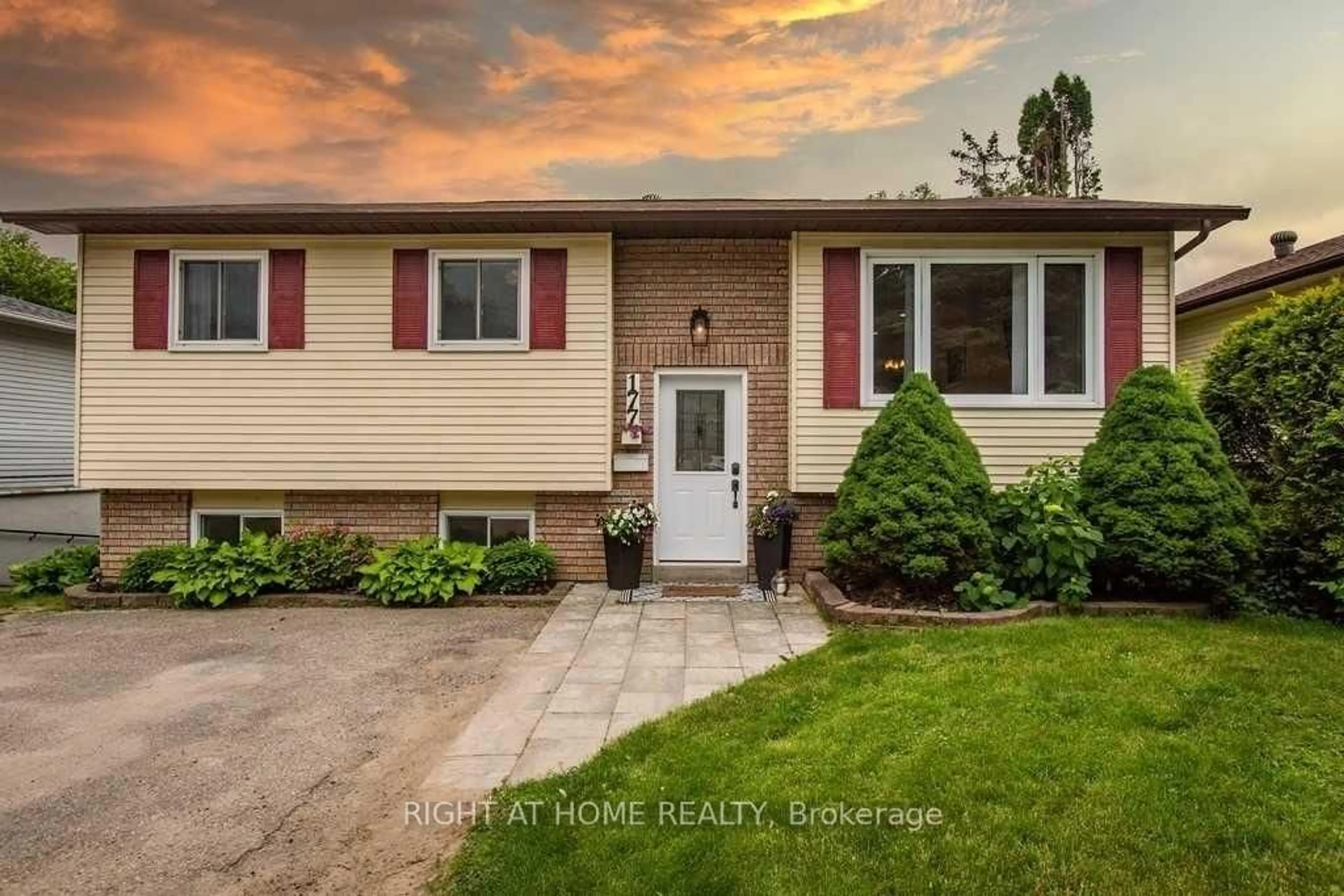 Home with vinyl exterior material, street for 177 Shannon St, Orillia Ontario L3V 7B6