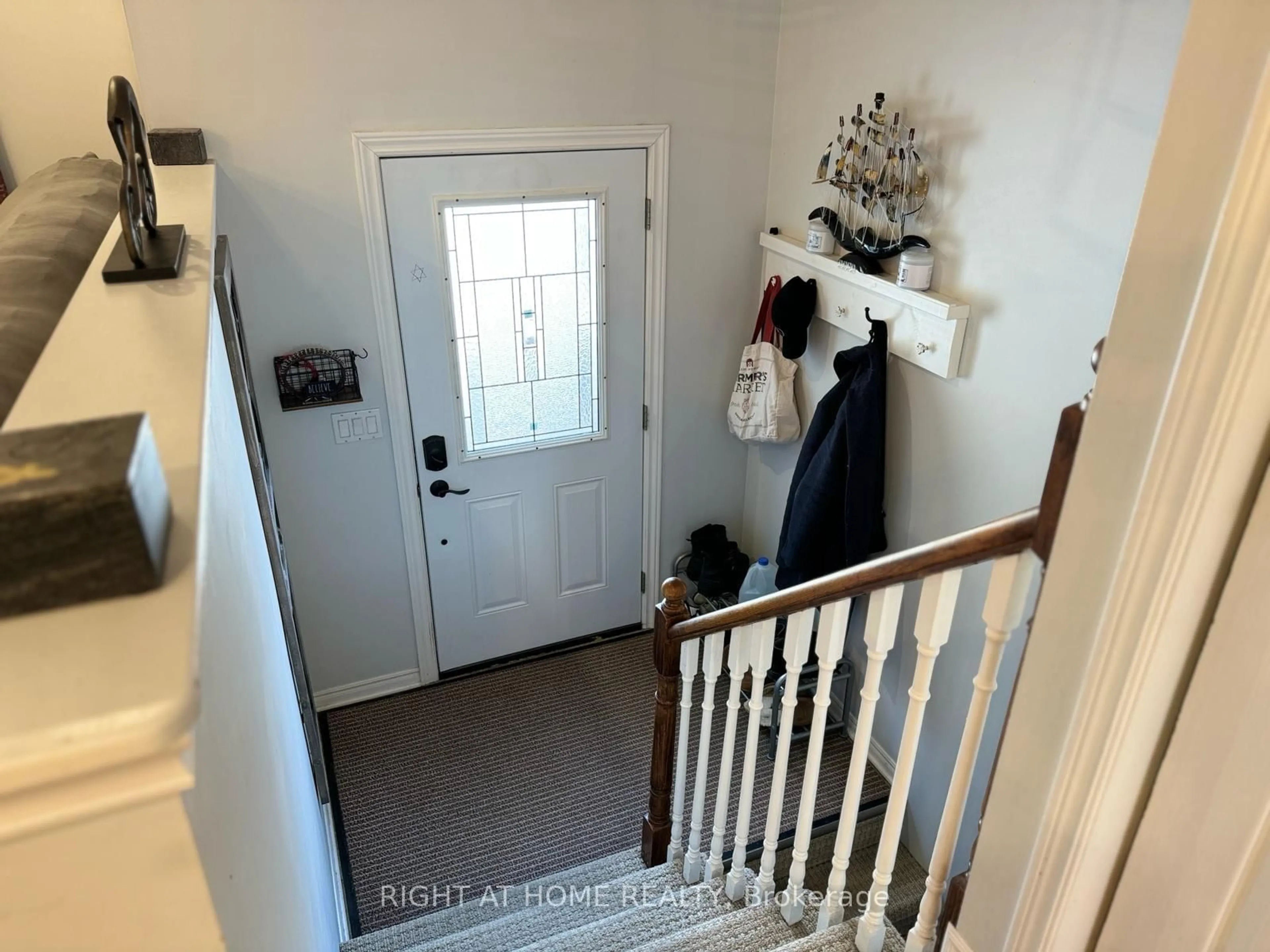 Indoor entryway for 177 Shannon St, Orillia Ontario L3V 7B6