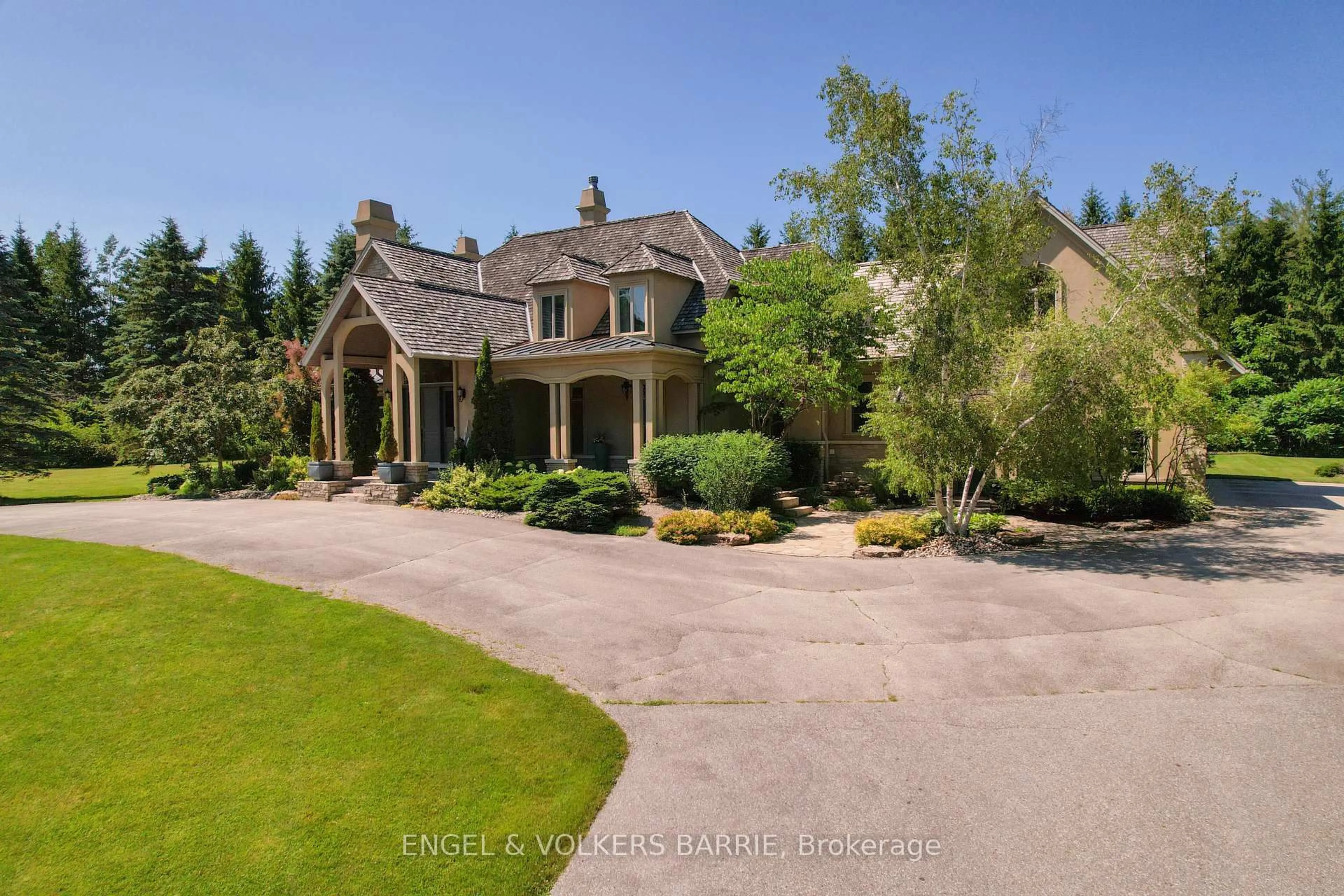 A pic from outside/outdoor area/front of a property/back of a property/a pic from drone, unknown for 6 Midves Crt, Springwater Ontario L9X 0P3