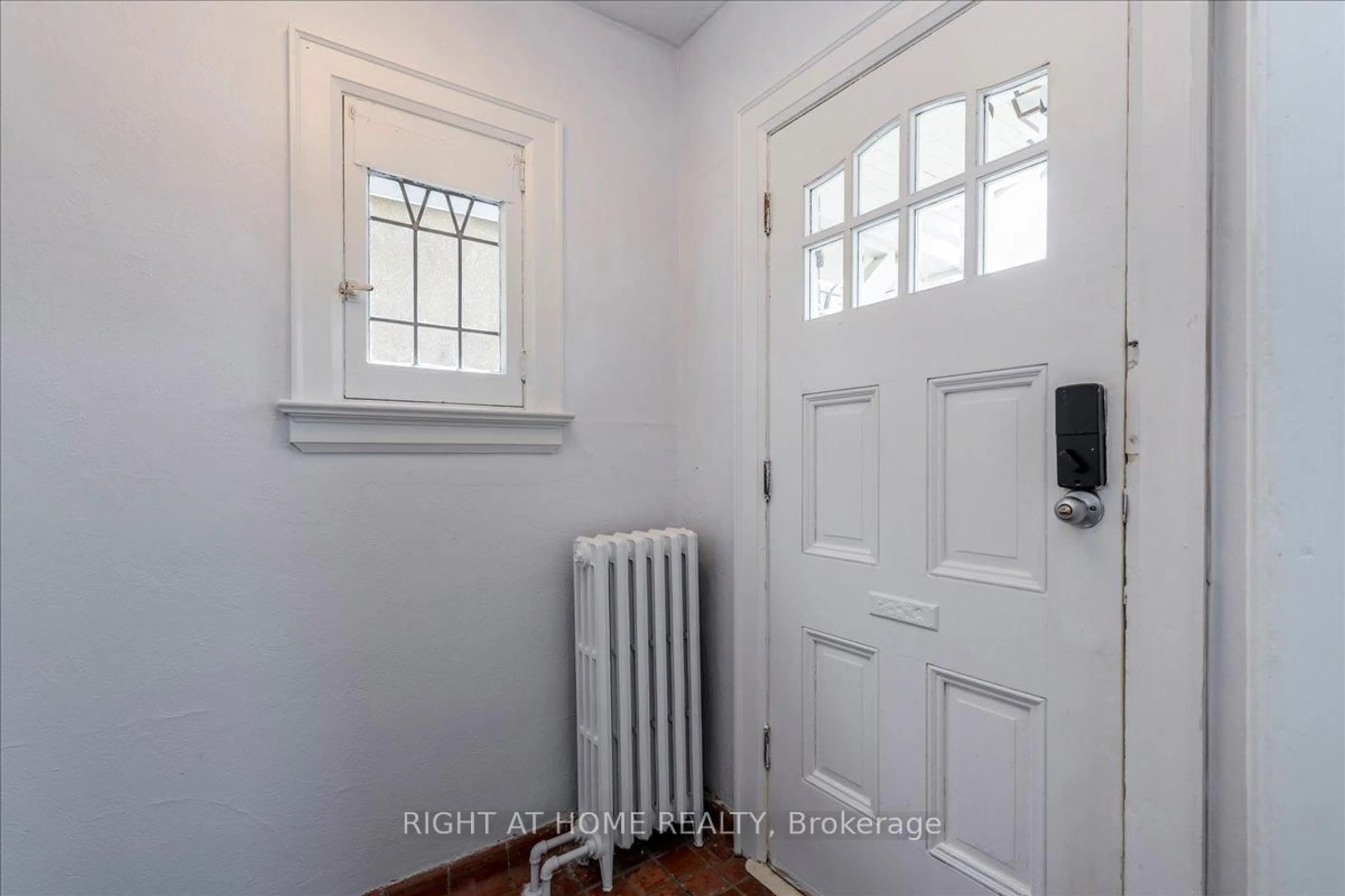 Indoor entryway for 12 Ross St, Barrie Ontario L4N 1E7