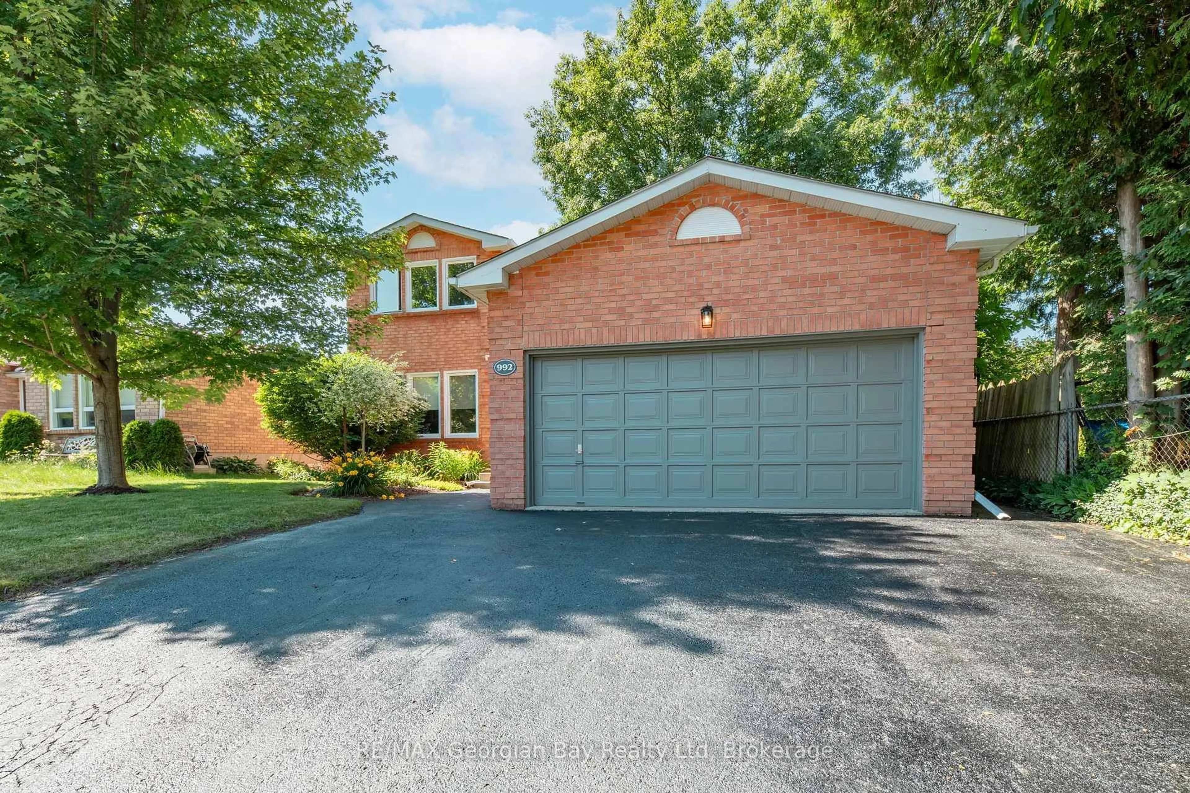 Home with brick exterior material, street for 992 Dominion Ave, Midland Ontario L4R 1S9