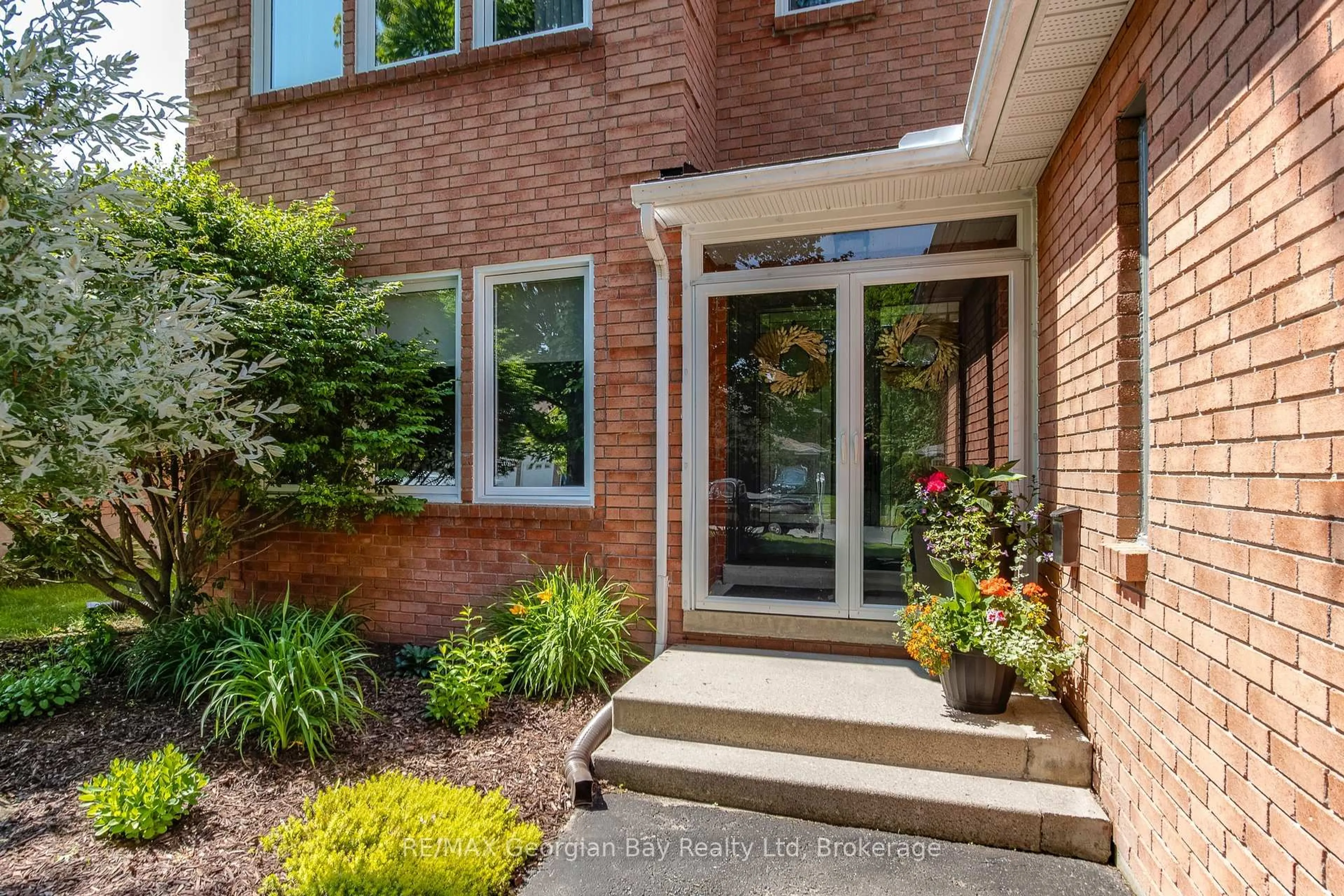 Home with brick exterior material, street for 992 Dominion Ave, Midland Ontario L4R 1S9