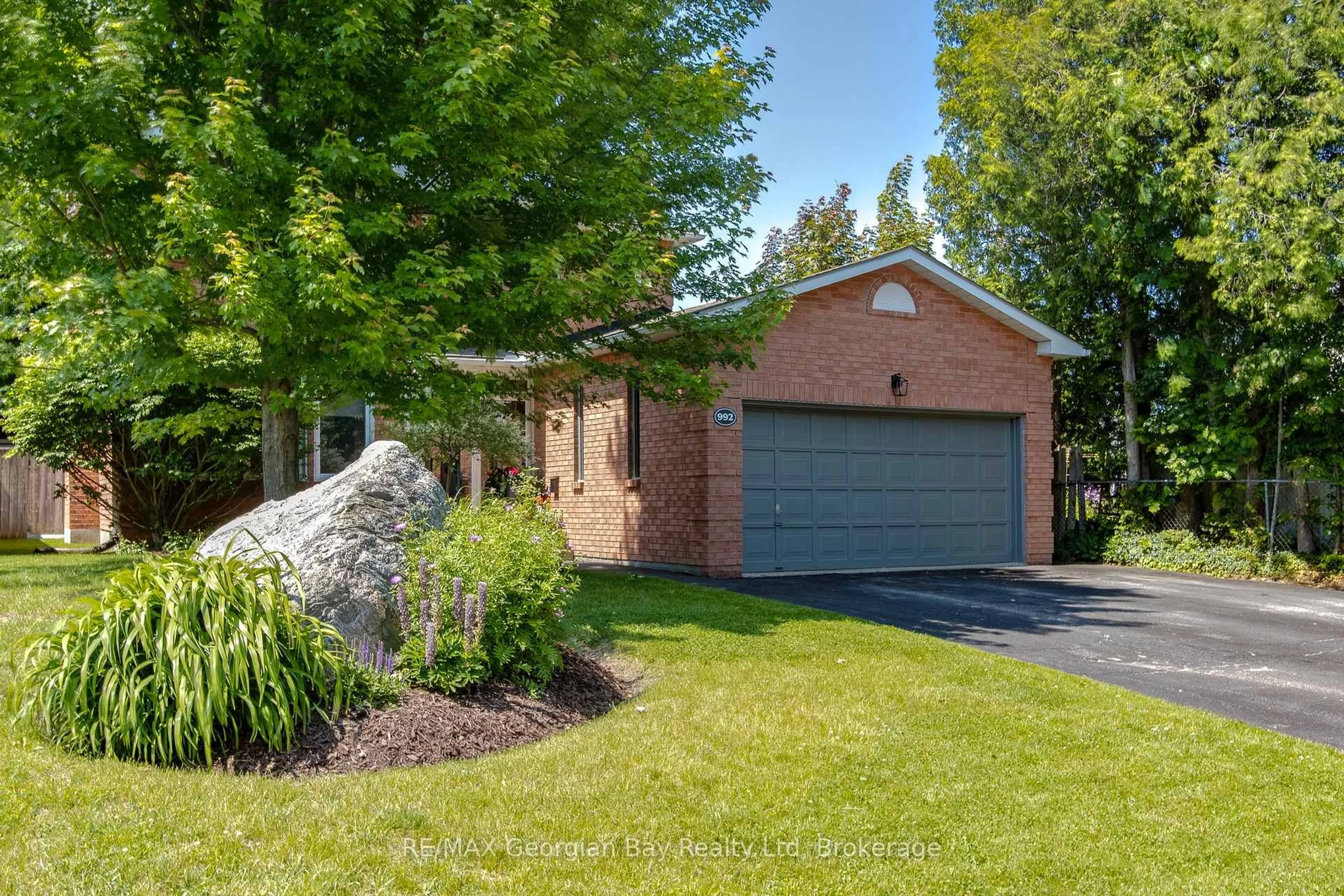 Home with brick exterior material, street for 992 Dominion Ave, Midland Ontario L4R 1S9