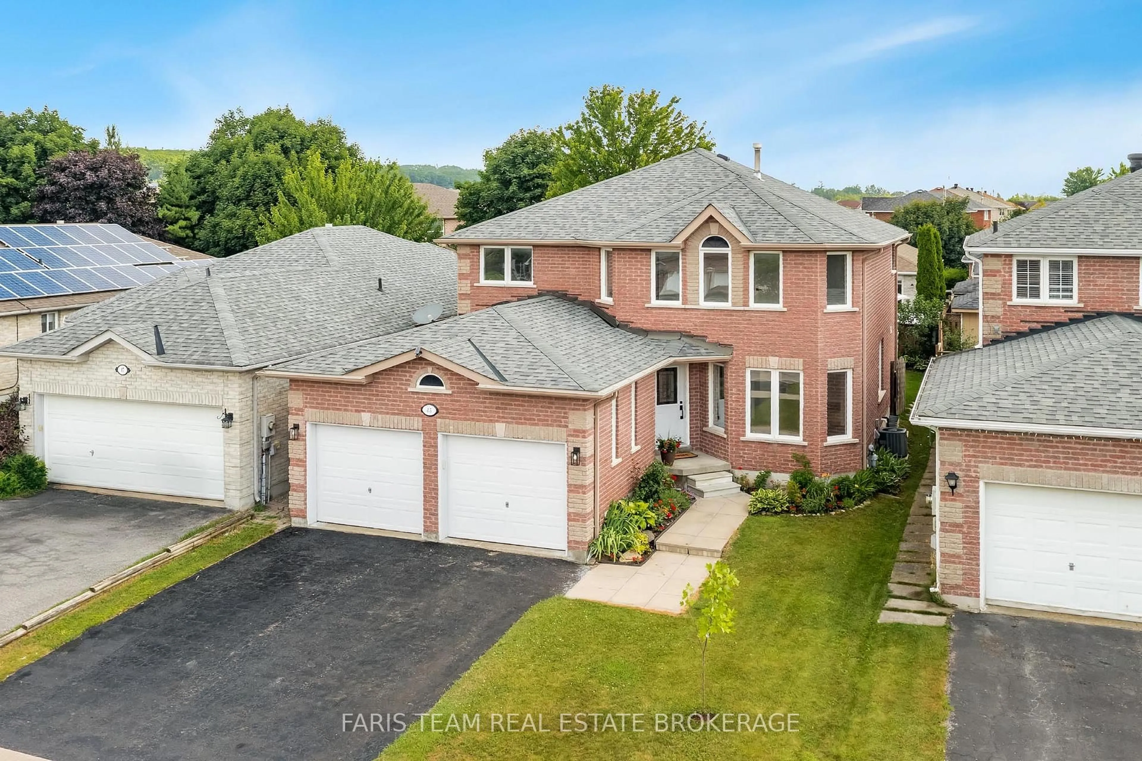 A pic from outside/outdoor area/front of a property/back of a property/a pic from drone, street for 45 Knupp Rd, Barrie Ontario L4N 0N4