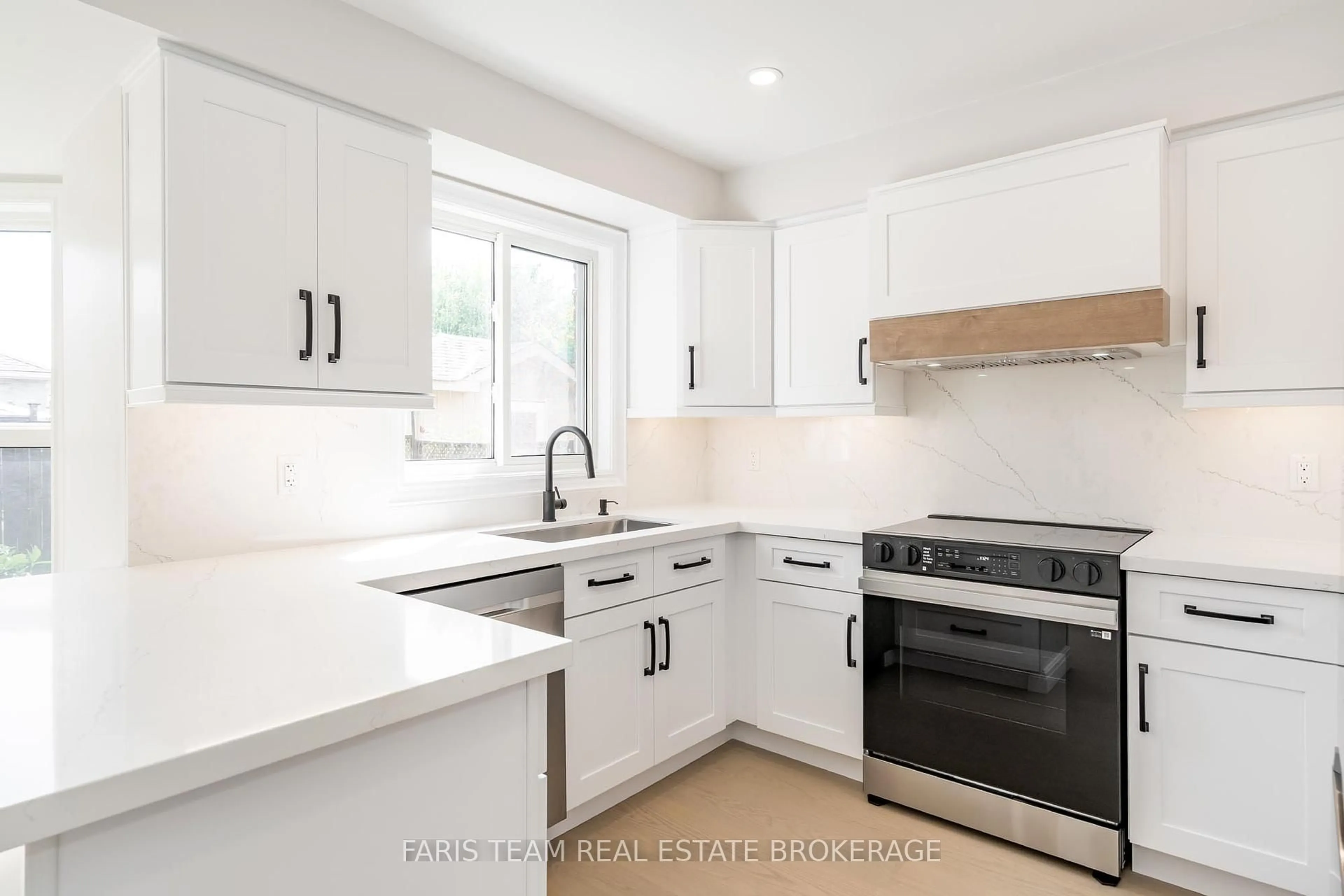 Standard kitchen, ceramic/tile floor for 45 Knupp Rd, Barrie Ontario L4N 0N4