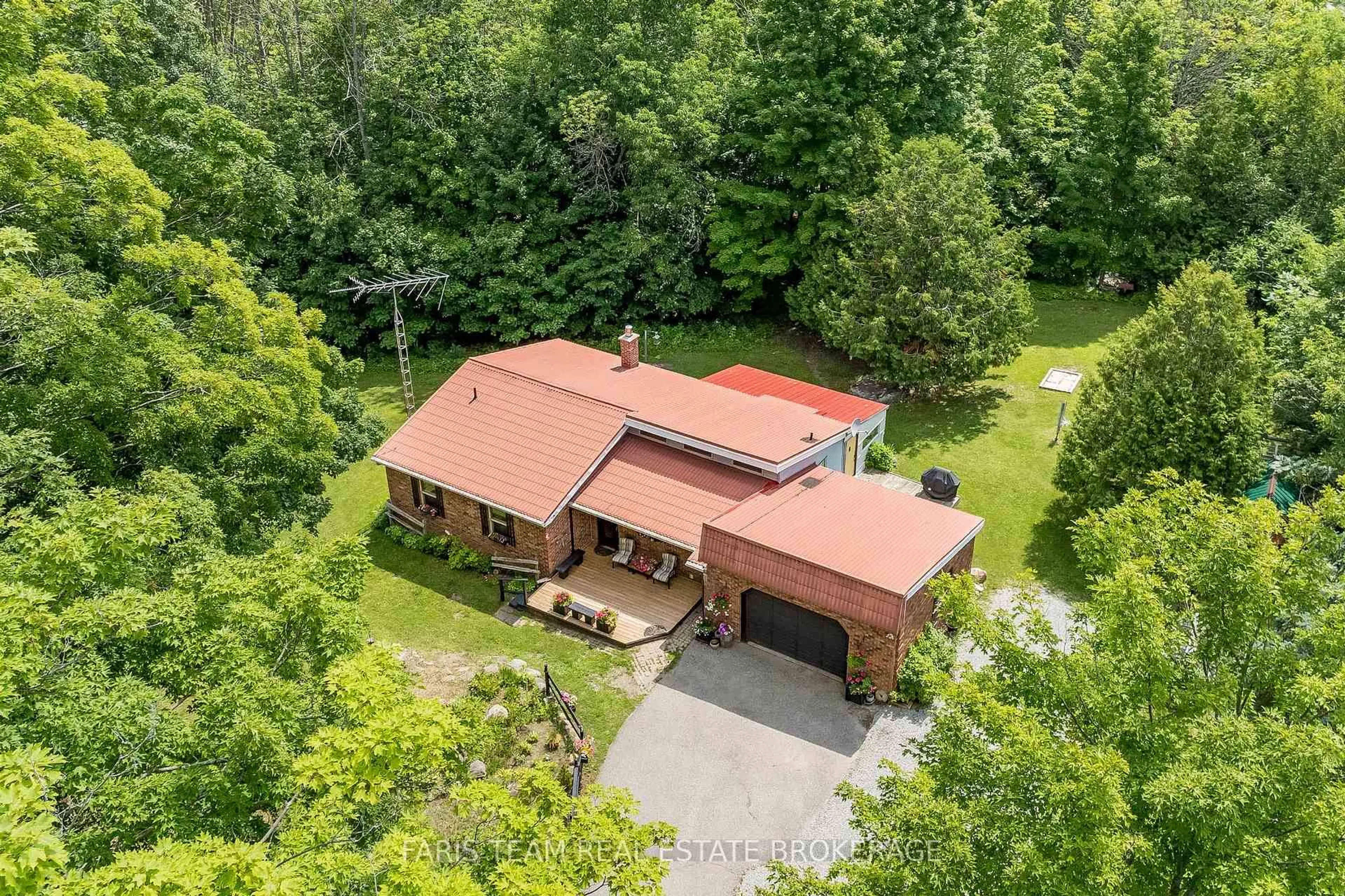 A pic from outside/outdoor area/front of a property/back of a property/a pic from drone, unknown for 3204 Vasey Rd, Severn Ontario L0K 1E0
