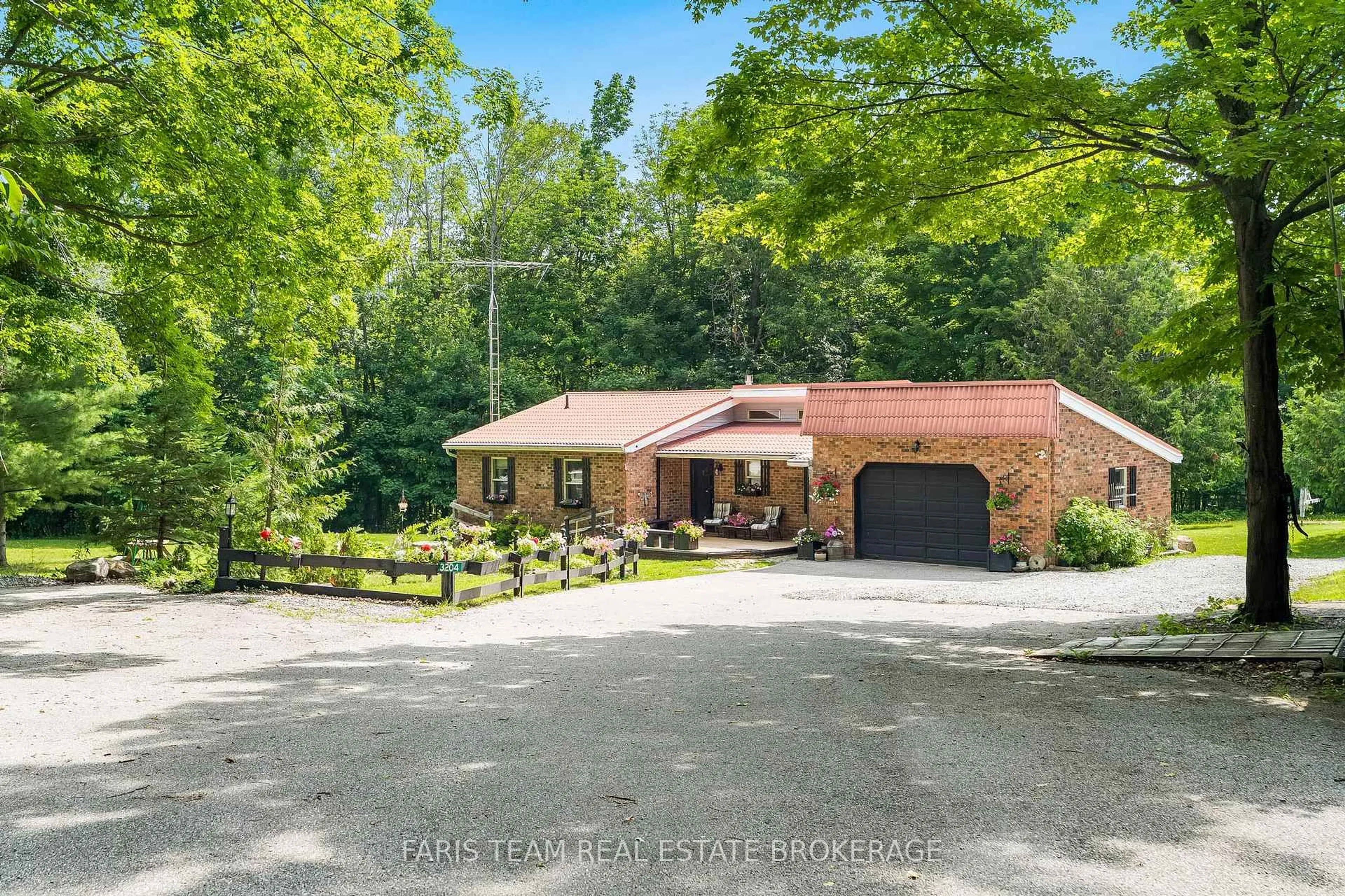 A pic from outside/outdoor area/front of a property/back of a property/a pic from drone, street for 3204 Vasey Rd, Severn Ontario L0K 1E0