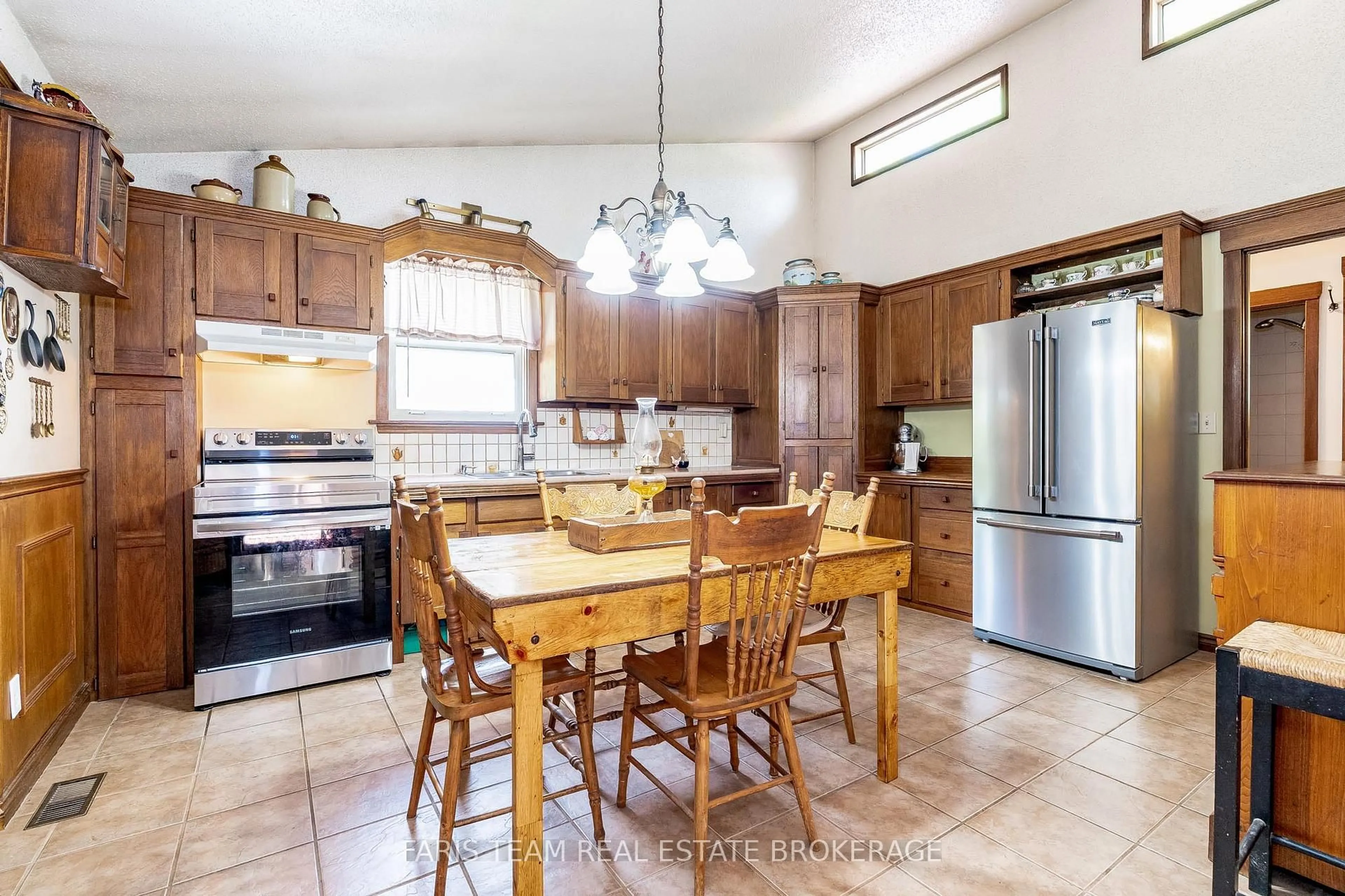 Open concept kitchen, ceramic/tile floor for 3204 Vasey Rd, Severn Ontario L0K 1E0