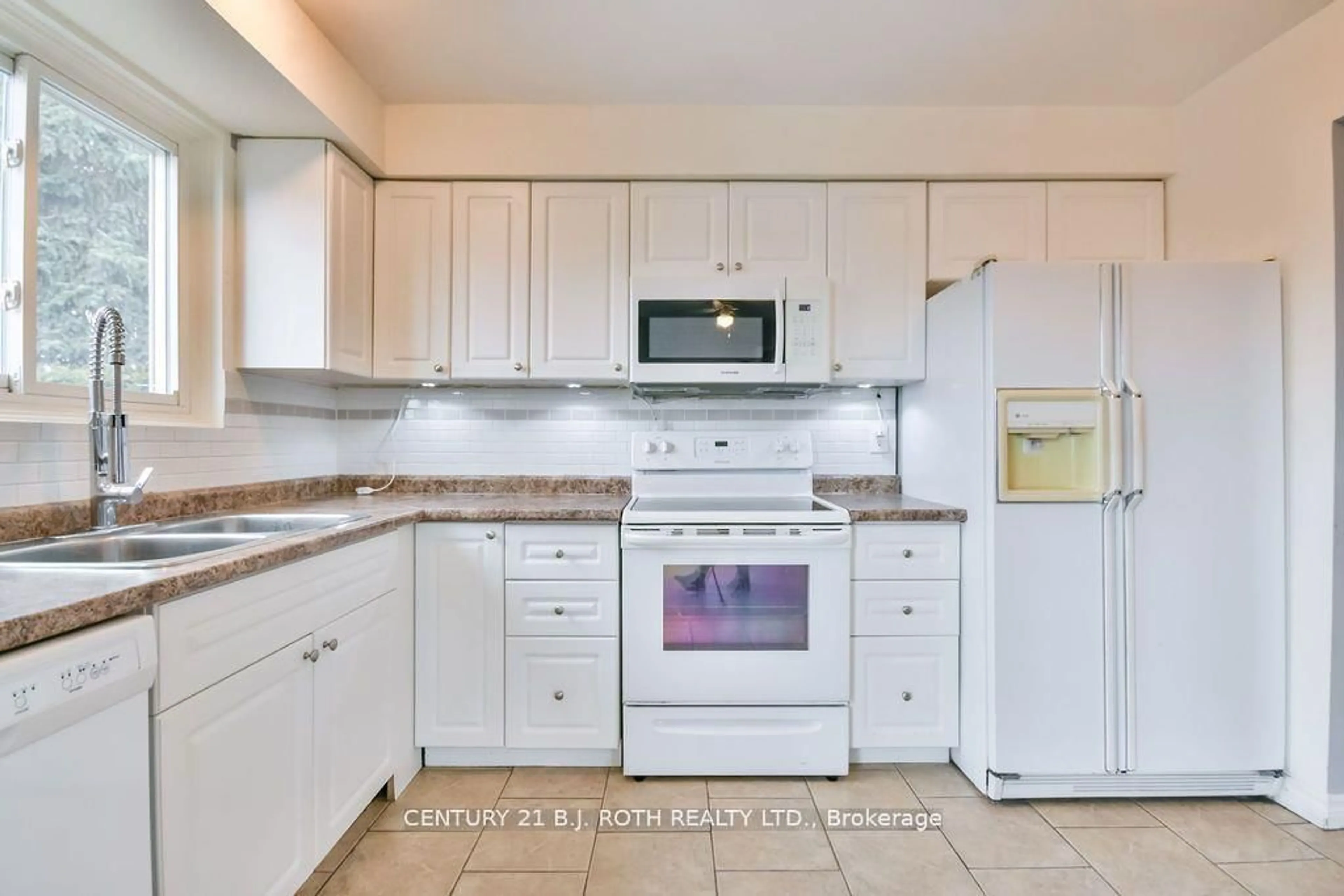 Standard kitchen, ceramic/tile floor for 247 Letitia St, Barrie Ontario L4N 4Y7