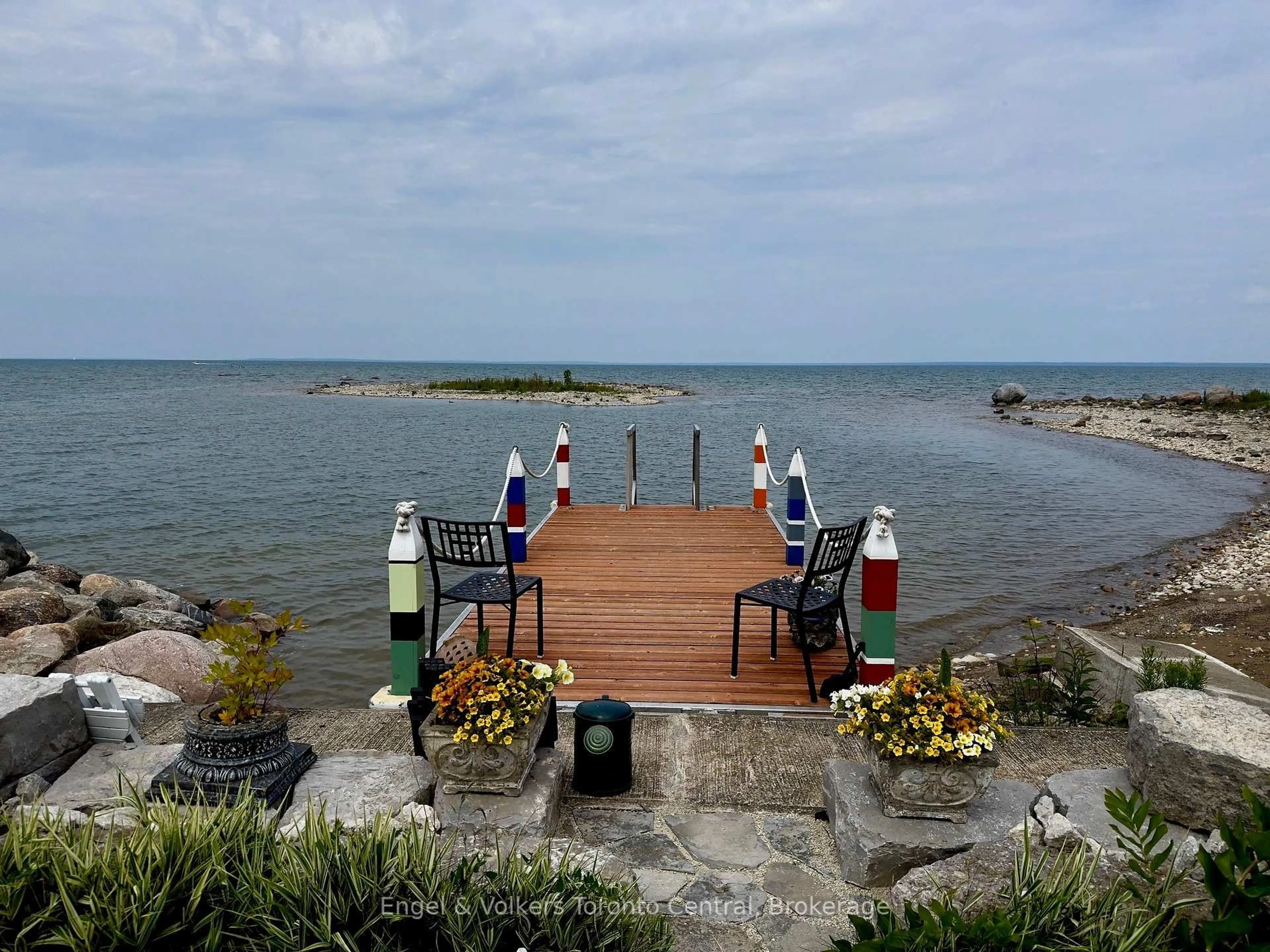Patio, water/lake/river/ocean view for 19 Georgian Manor Dr, Collingwood Ontario L9Y 3Z1