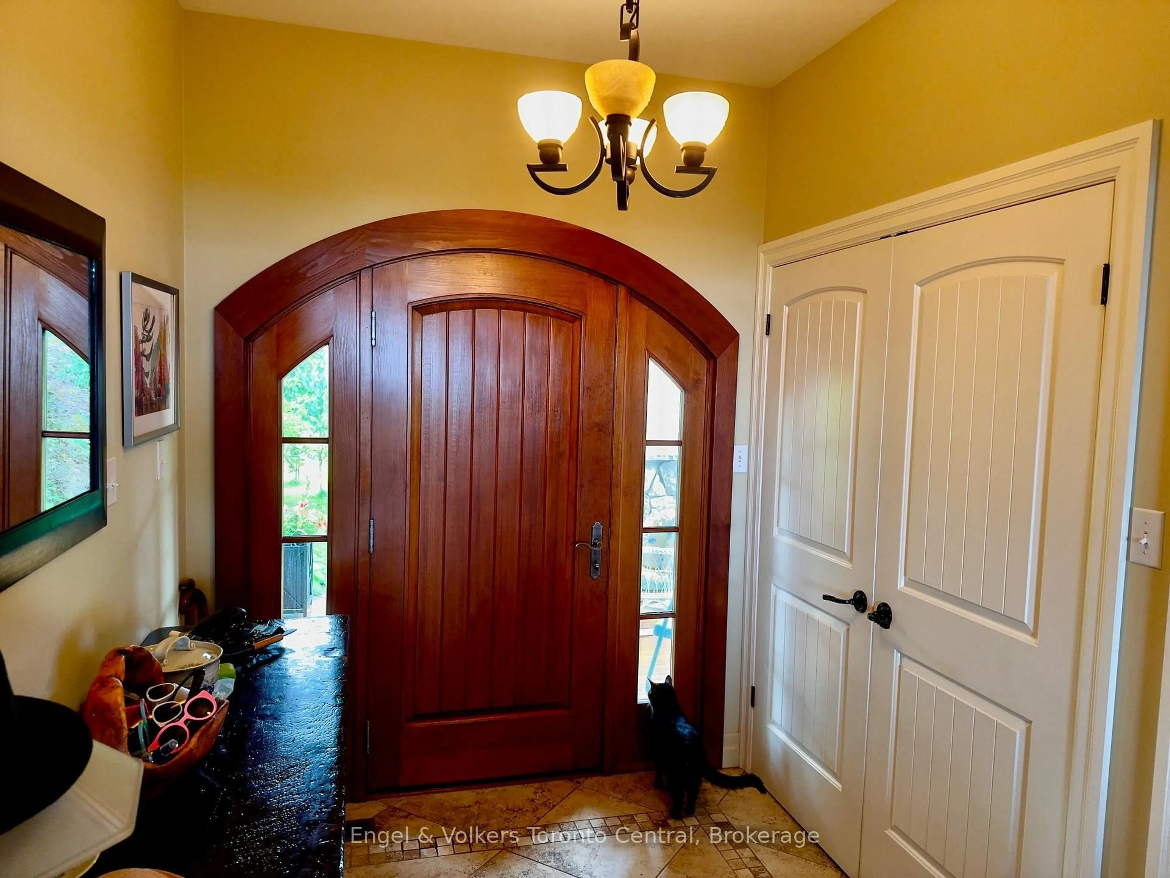 Indoor entryway for 19 Georgian Manor Dr, Collingwood Ontario L9Y 3Z1